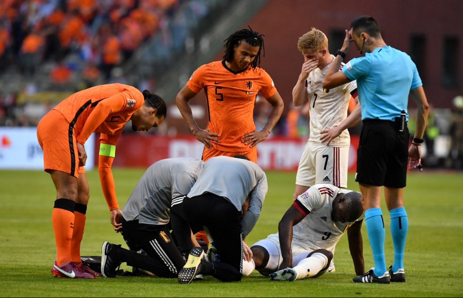 ލުކާކޫ އަށް އަނިޔާވެގެން ދަނޑުން ބޭލުމުގެ ކުރިން ދަނޑުމަތީގައި ފަރުވާ ދެނީ.-- ފޮޓޯ: އޭއެފްޕީ