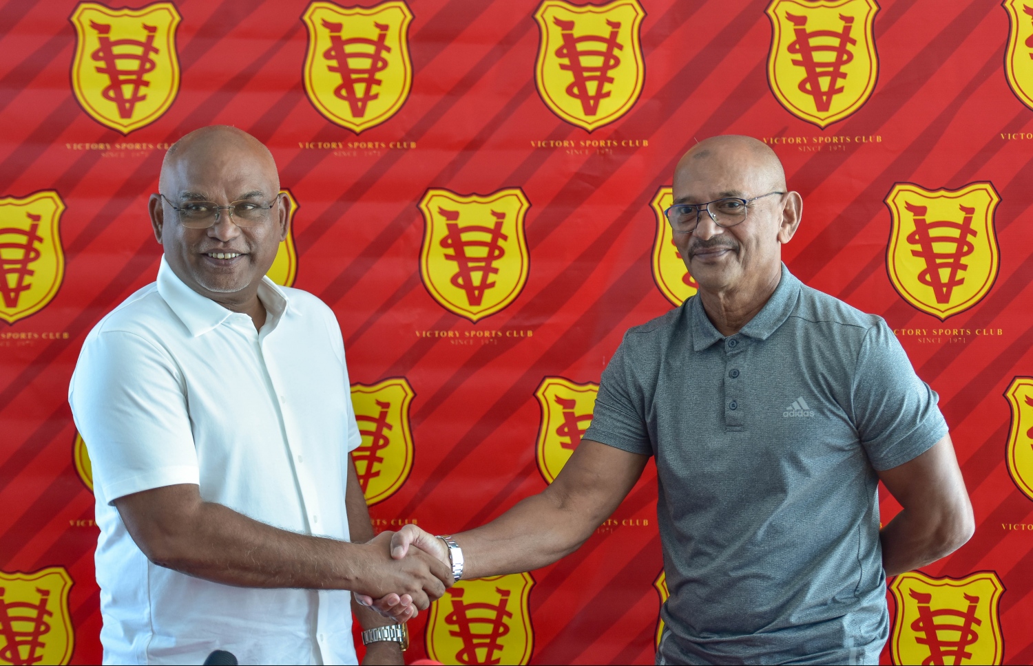 ވިކްޓަރީ އަށް ހަމަޖެއްސި ލަންކާގެ ކޯޗު ޕަކީރް އަލީ އާއި ކްލަބްގެ ޗެއާޕާސަން ހުސައިން އާދަމް: ވިކްޓަރީގައި ޕަކީރް އަށް ނަތީޖާ ނުނެރެވުނު. -- ފައިލް ފޮޓޯ: ނިޝާން އަލީ | މިހާރު