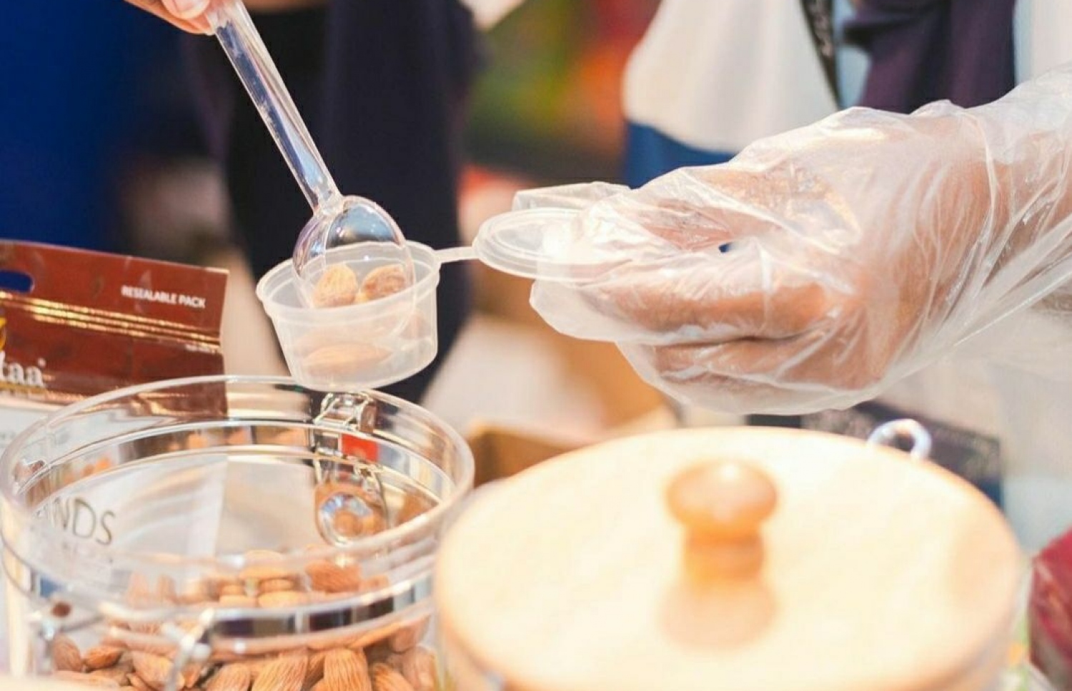 ވިލާ މާޓުން އެކްސްކްލޫސިވް ކޮށް މާކެޓު ކުރާ 'ރޮސްޓާ' ބްރޭންޑް ގެ އަލްމަންޑް ރަހަބަލާލުމުގެ ފުރުސަތު މިއަހަރުގެ އެފްއެންޑްބީ ޝޯ ގެ ވިލާ ޓްރޭޑިން ސްޓޯލް އިން ---ފޮޓޯ: ވިލާ މާޓް