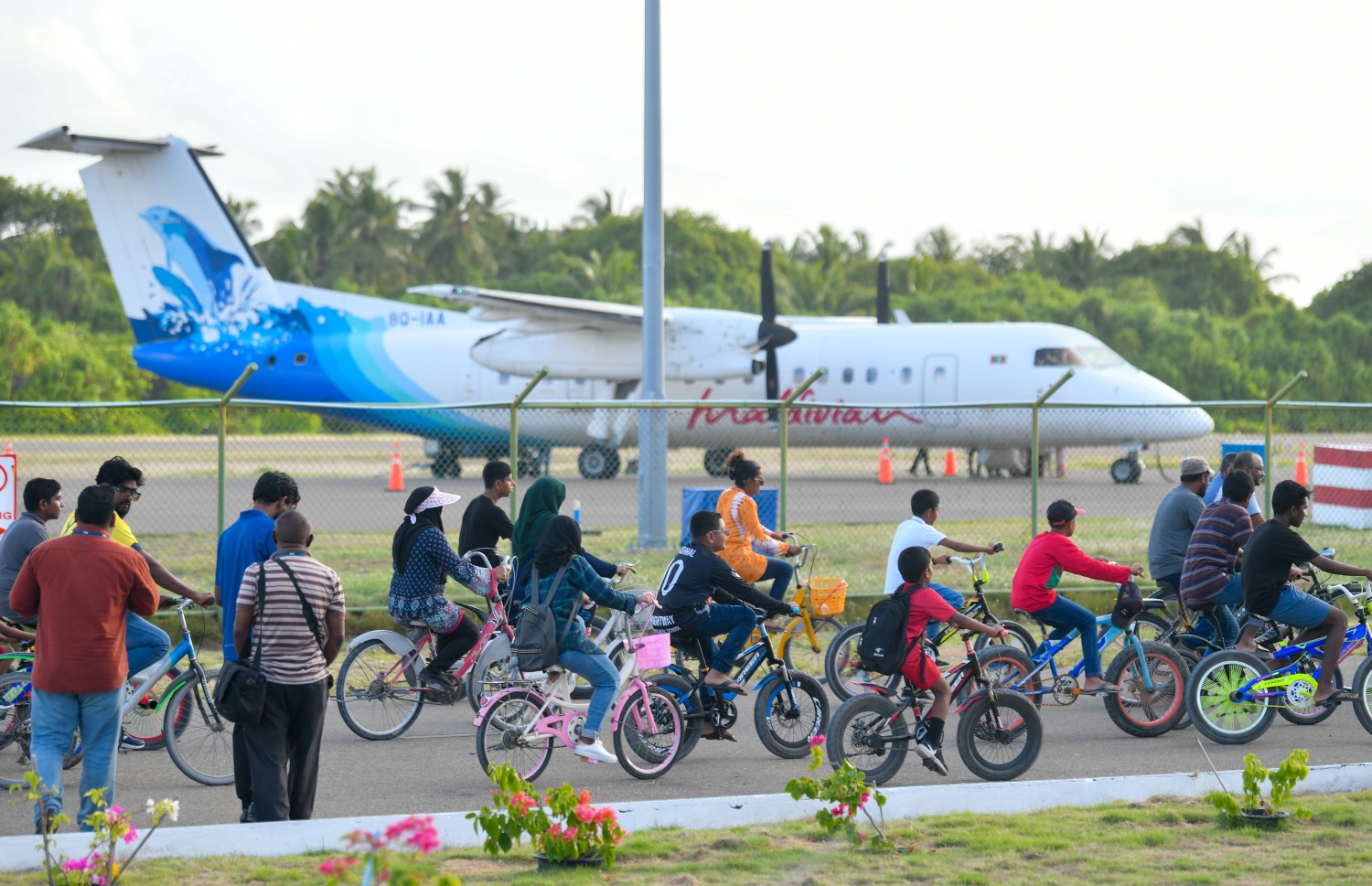 މާދަމާ ފާހަގަކުރާ މި އަހަރުގެ ތިމާވެށީގެ ދުވަހާ ގުޅުވައިގެން ފުވައްމުލަކުގައި ބޭއްވި ބައިސިކަލް ބުރު، އެ ރަށުގެ އެއާޕޯޓް ސަރަހައްދުން ފަށައިގެން ކުރިއަށް ގެންދަނީ.---ފޮޓޯ: ފަޔާޒު މޫސާ| މިހާރު