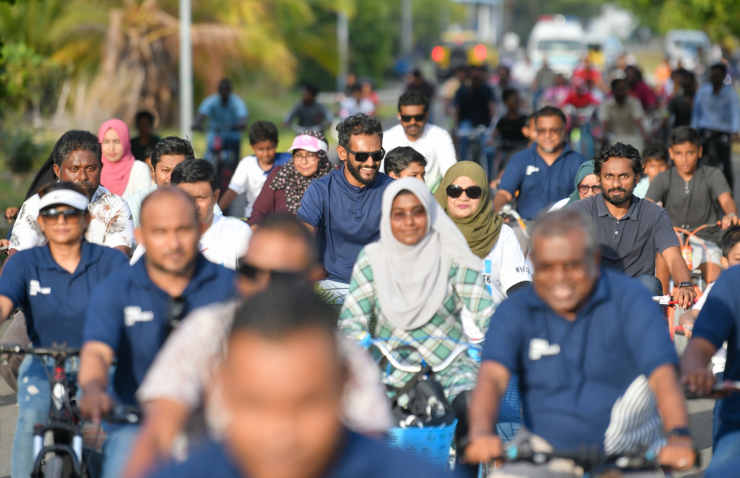 މާދަމާ ފާހަގަކުރާ މި އަހަރުގެ ތިމާވެށީގެ ދުވަހާ ގުޅުވައިގެން ފުވައްމުލަކުގައި ބޭއްވި ބައިސިކަލް ބުރުގައި އެ ރަށުގެ ބައެއް އާންމުން ބައިވެރިވަނީ.---ފޮޓޯ: ފަޔާޒު މޫސާ| މިހާރު