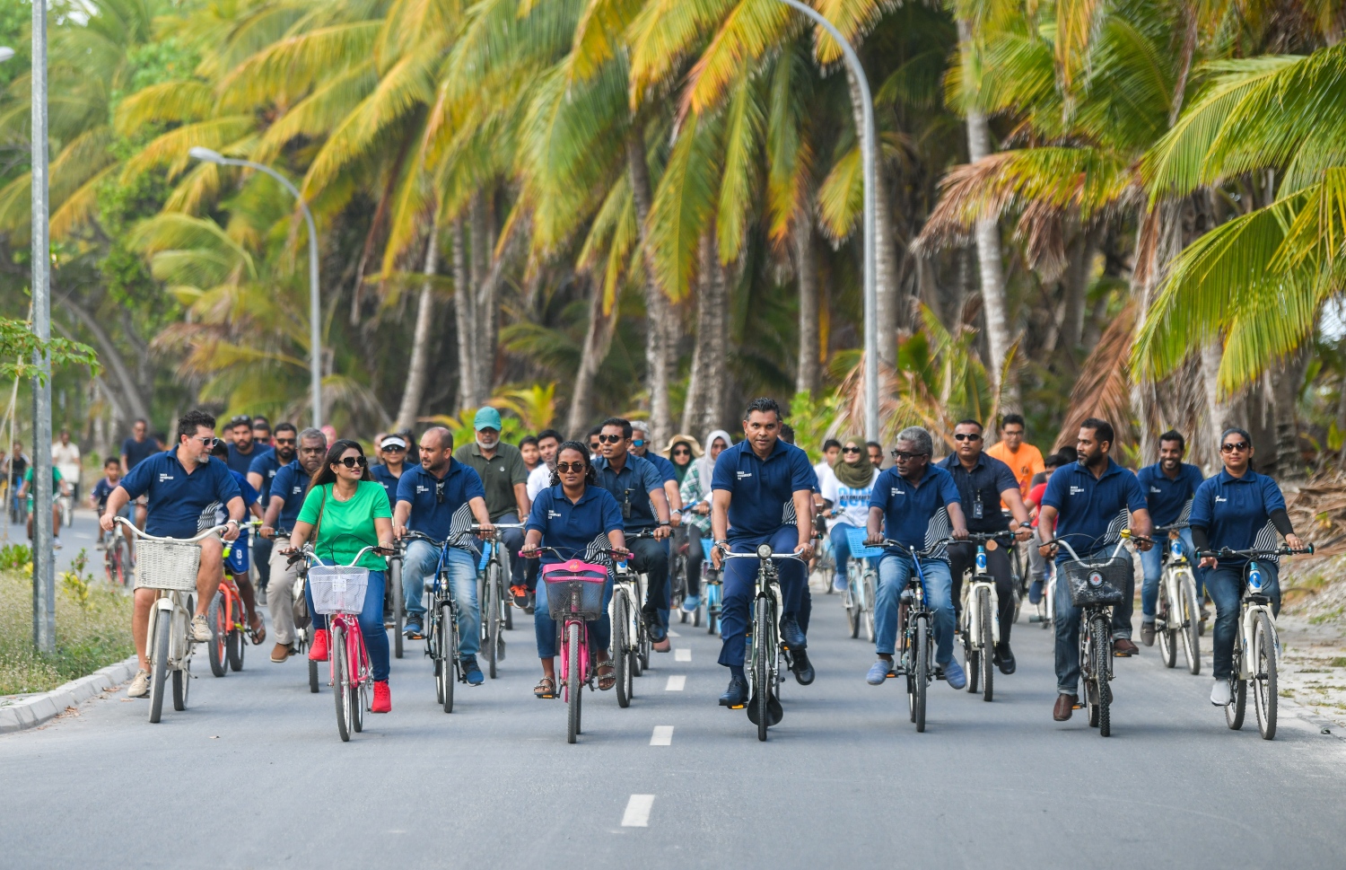 މާދަމާ ފާހަގަކުރާ މި އަހަރުގެ ތިމާވެށީގެ ދުވަހާ ގުޅުވައިގެން ފުވައްމުލަކުގައި ބޭއްވި ބައިސިކަލް ބުރުގައި އެ ރަށުގެ ބޮޑެތި މަގުތަކުގައި ކުރިއަށް ގެންދަނީ.---ފޮޓޯ: ފަޔާޒު މޫސާ| މިހާރު