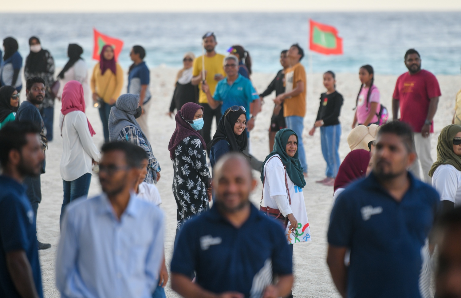 ފުވައްމުލަކުގައި ބޭއްވި ބައިސިކަލް ބުރަށް ފަހު ތުނޑީގައި "އެކެއް"ގެ ބައްޓަމަށް ނެގި ފޮޓޯގައި ރަށުގެ ބައެއް މީހުން ބައިވެރިވަނީ.--- ފޮޓޯ: ފަޔާޒު މޫސާ | މިހާރު