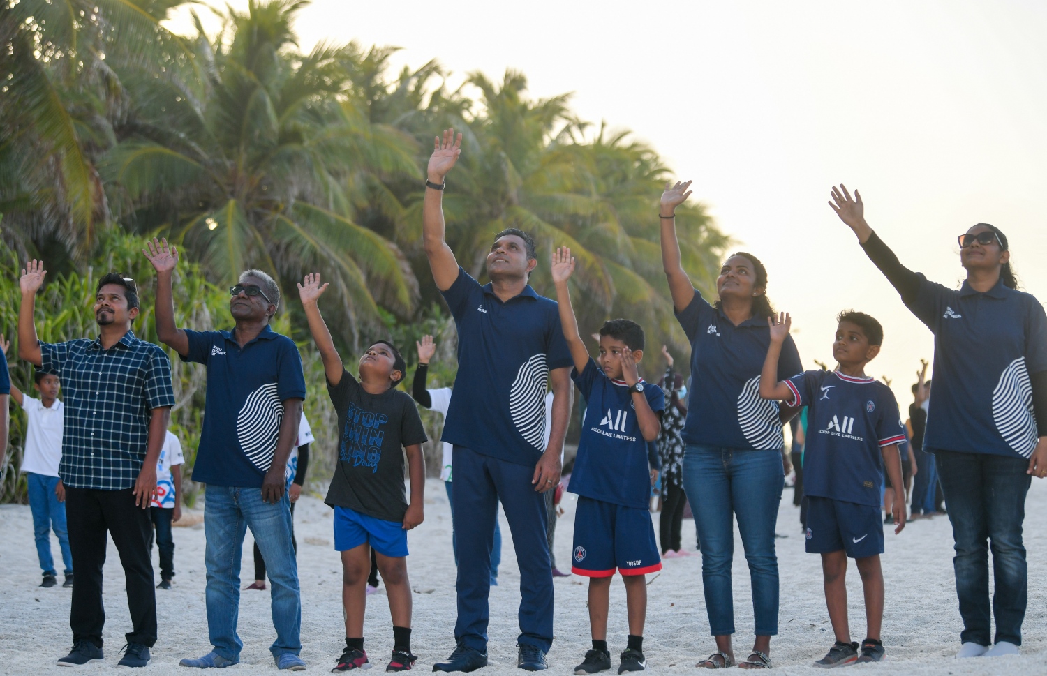 ފުވައްމުލަކުގައި ބޭއްވި ބައިސިކަލް ބުރަށް ފަހު، ނައިބު ރައީސް ފައިސަލް ނަސީމާއި ތިމާވެއްޓާ ބެހޭ މިނިސްޓަރު އައިމިނަތު ޝައުނާ އާއި އެ ރަށުގެ އާމުން އެކުވެގެން ތުނޑީގައި ފޮޓޯއެއް ނަގަނީ.--- ފޮޓޯ: ފަޔާޒު މޫސާ | މިހާރު