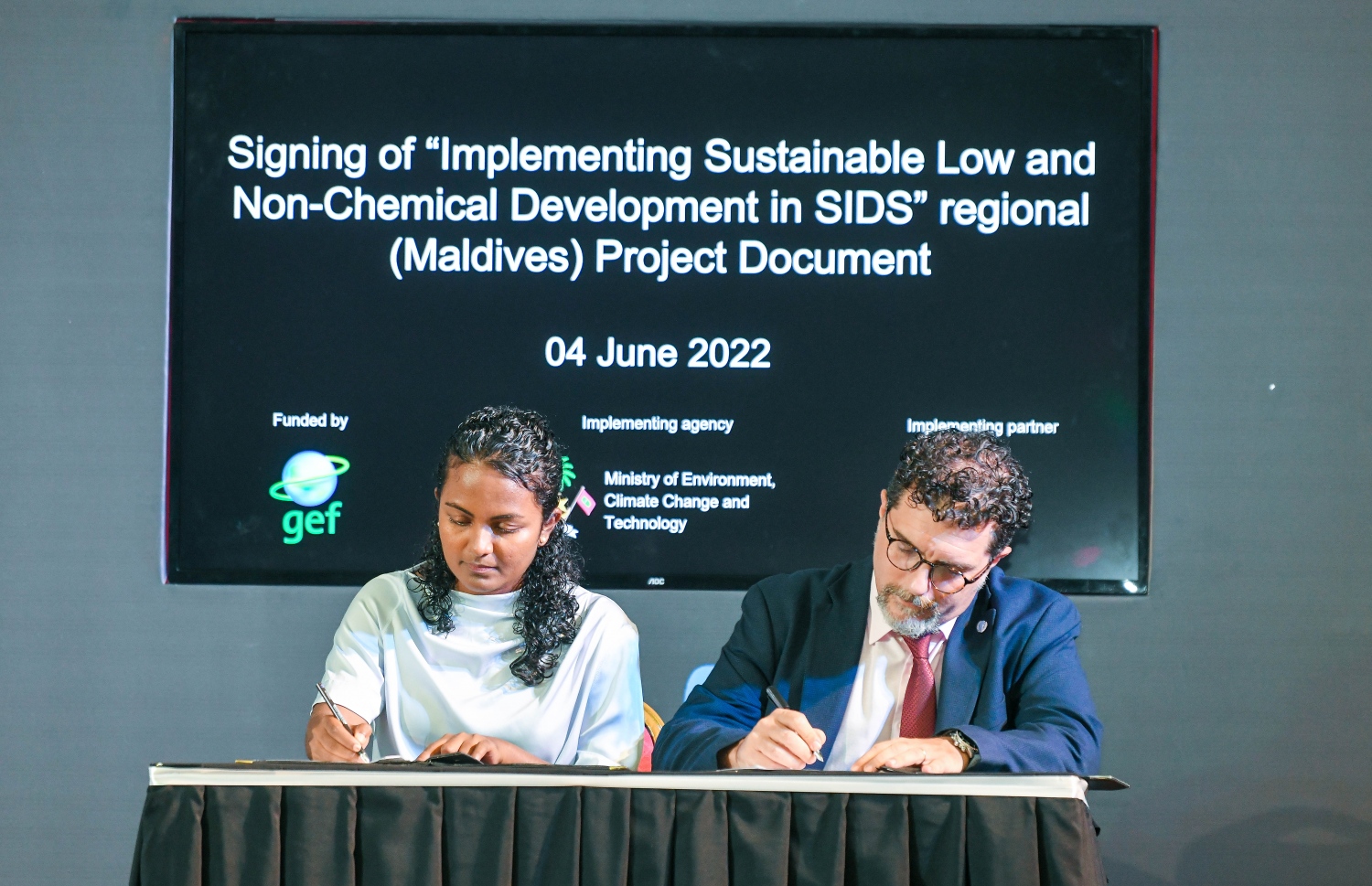 ގްލޯބަލް އެންވަޔަރަމަންޓް ފެސިލިޓީގެ އެހީގައި ކުރިއަށް ގެންދަން ހަމަޖެހިފައިވާ ޕްރޮޖެކްޓުގައި މިނިސްޓަރު ޝައުނާ އާއި ޔޫއެންޑީޕީގެ ރެޒިޑެންޓް ރެޕްރެޒެންޓެޓިވް ސޮއިކުރައްވަނީ. -- ފޮޓޯ: ފަޔާޒް މޫސާ | މިހާރު