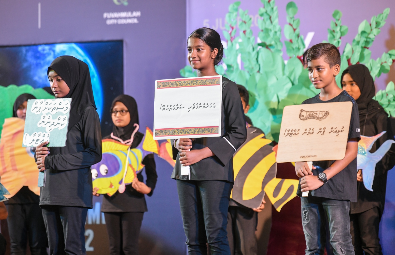 ތިމާވެށީގެ ދުވަހާ ގުޅިގެން ހުޅުވާލި ވާހަކަ މުބާރާތުން އެއް ވަނަ ހޯދި ކުދިން ސްޓޭޖުގައި އެ ވާހަކަ ހުށަހަޅައިދެނީ. -- ފޮޓޯ: ފަޔާޒް މޫސާ | މިހާރު