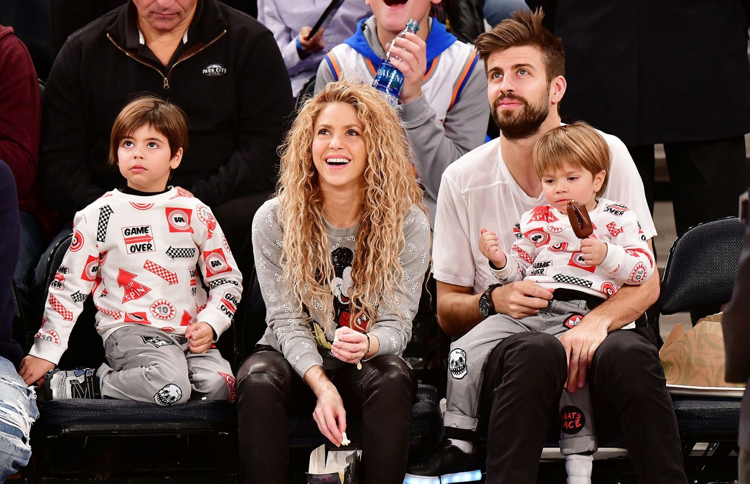 ޕީކޭ އާއި ޝަކީރާ ދެ ދަރިންނާ އެކު.--