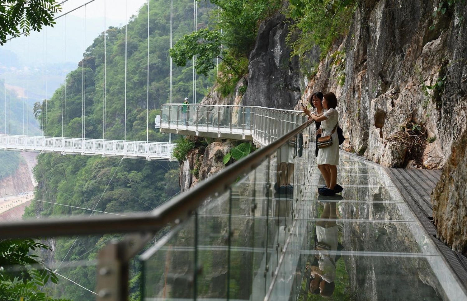 ވިއެޓްނާމްގައި މިދިޔަ އެޕްރީލް މަހު ހުޅުވި ބިއްލޫރި ބްރިޖުގެ މަތީގައި ބަޔަކު މަޑުކޮށްލައިގެން.