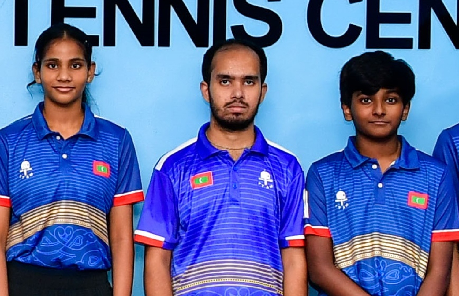 ފުވައްމުލަކުގެ ޓީޓީ ސެންޓަރުގައި ކޯޗަކަށް ހަމަޖައްސާފައިވާ ސުޕްރަކާޝް ސަހާ (ފޮޓޯގެ މެދުގައި): ޓީޓީއޭއެމުން ވަނީ އޭނާ އާ ދެ ޓާގެޓެއް ހަވާލުކޮށްފަ --- ފޮޓޯ: ރައީސް އޮފީސް