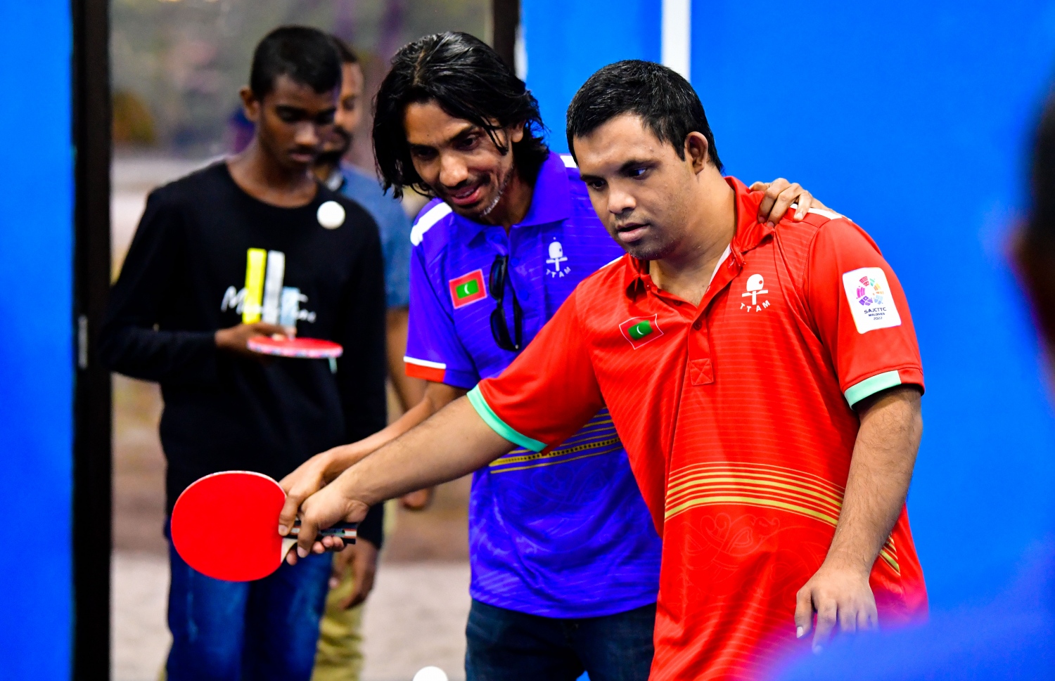 ފުވައްމުލަކު ޓީޓީ ހޯލްގައި އަލީ (ވ) ކުއްޖަކަށް ބޯޅަ ޖަހަންވީ ގޮތް ކިޔައި ދެނީ --- ފޮޓޯ: ރައީސް އޮފީސް