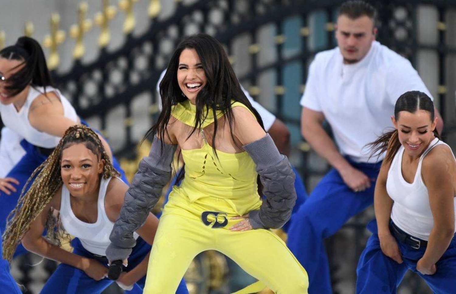 އިނގިރޭސި ރާނީގެ ޕްލެޓިނަމް ޖުބްލީ ފާހަގަކުރަން ބޭއްވި މިއުޒިކް ޝޯގައި ލަވަކިޔުންތެރިޔަކު ޕާފޯމްކުރަނީ -- ފޮޓޯ: ރޮއިޓާސް