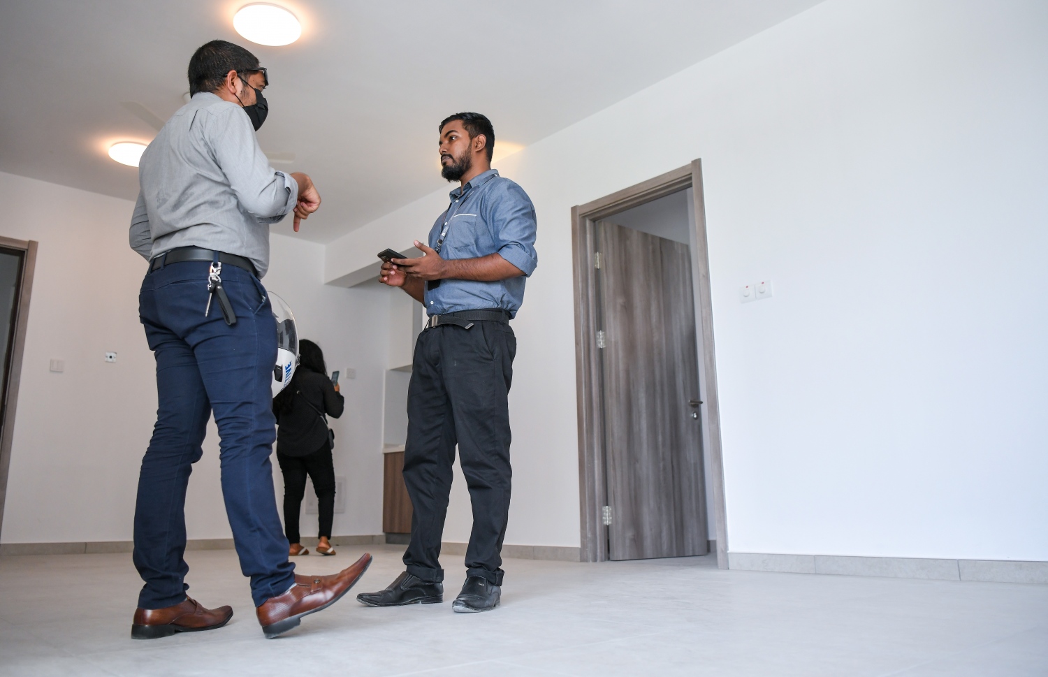 ވިނަރެސް ފްލެޓްތަކުގެ މައުލޫމާތު އެތަން ބަލަން އައި މީހުންނަށް އެޗްޑީސީގެ މުއައްޒަފުން ދެނީ -- ފޮޓޯ: ފަޔާޒު މޫސާ | މިހާރު