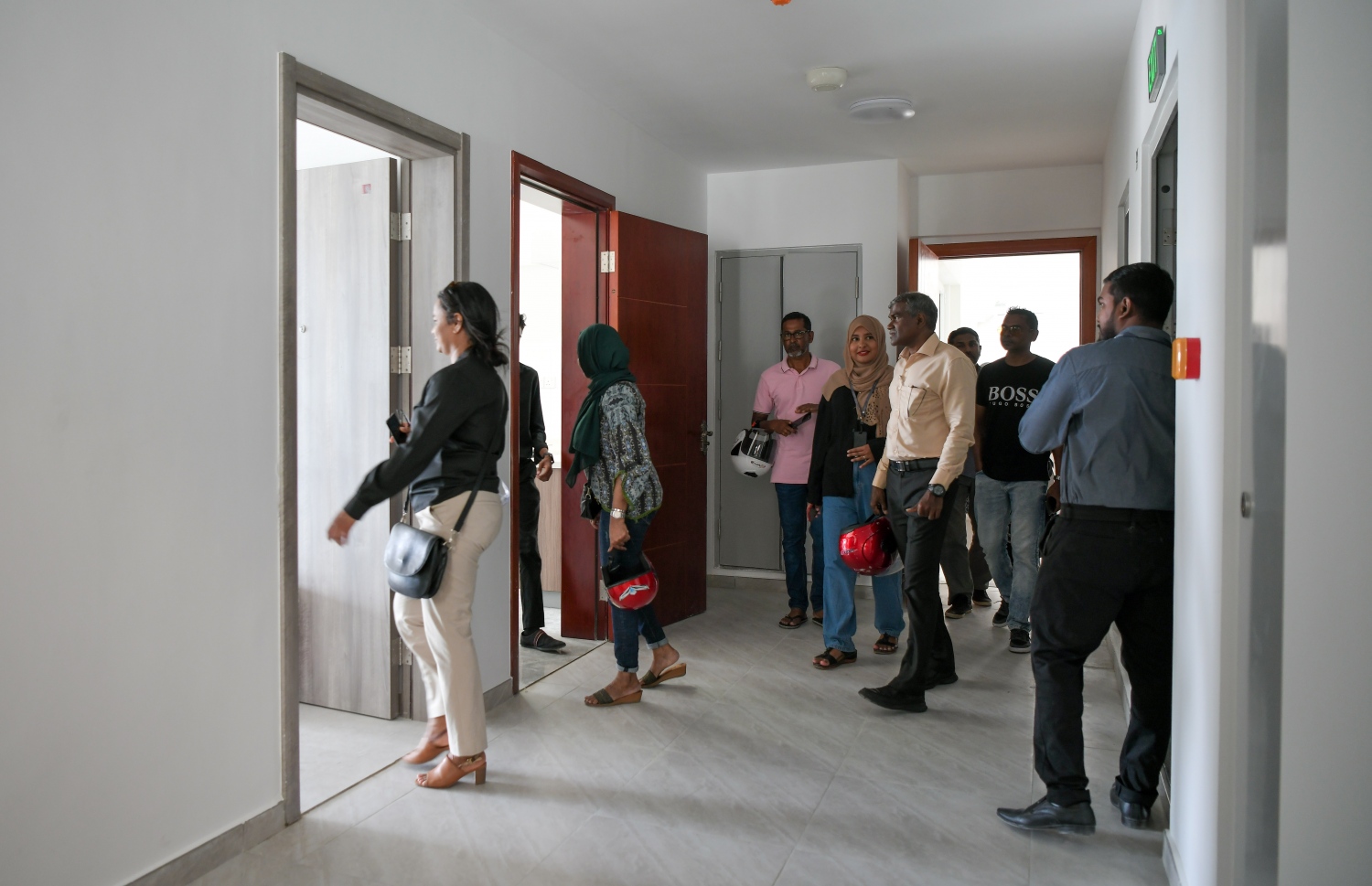 ވިނަރެސް ފްލެޓްތަކުގެ އެޕާޓްމެންޓް ތައް ބަލާލުމަށް އާންމުނަށް ހުޅުވާލި ފުރުސަތުގައި ބަޔަކު އެ ތަނުގެ އެޕާޓްމެންޓްތަކަށް ބަލަން ވަންނަނީ -- ފޮޓޯ: ފަޔާޒު މޫސާ | މިހާރު