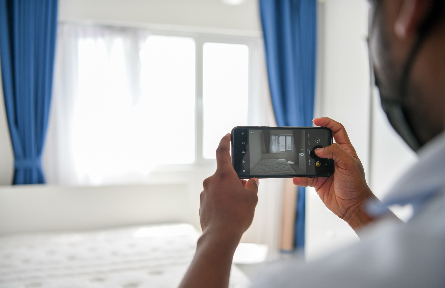 ވިނަރެސް ފްލެޓްތަކުގެ އެޕާޓްމަންޓެއްގެ ފޮޓޯއެއް މީހަކު މޮބައިލް ފޯނުން ނަގަނީ: އެ އެޕާޓްމަންޓްތައް ބެލުމުގެ ފުރުސަތު މި ހަފުތާގައި އެޗްޑީސީން ވަނީ ހުޅުވާލާފައި.--- ފޮޓޯ: ފަޔާޒު މޫސާ | މިހާރު