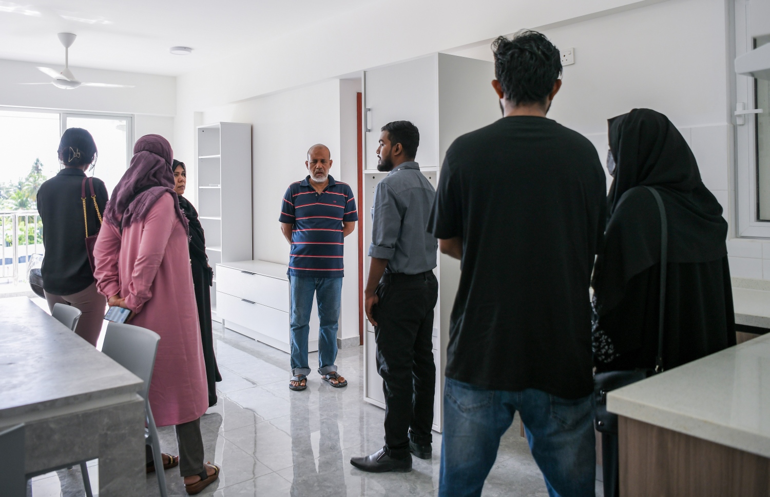 އެޕާޓްމެންޓްތަކާ ބެހޭ މައުލޫމާތު އެޗްޑީސީގެ މުއައްޒަފަކު އެ ތަންތަން ބަލަން އައި އާންމުނަށް ކިޔާދެނީ:  -- ފޮޓޯ: ފަޔާޒު | މިހާރު