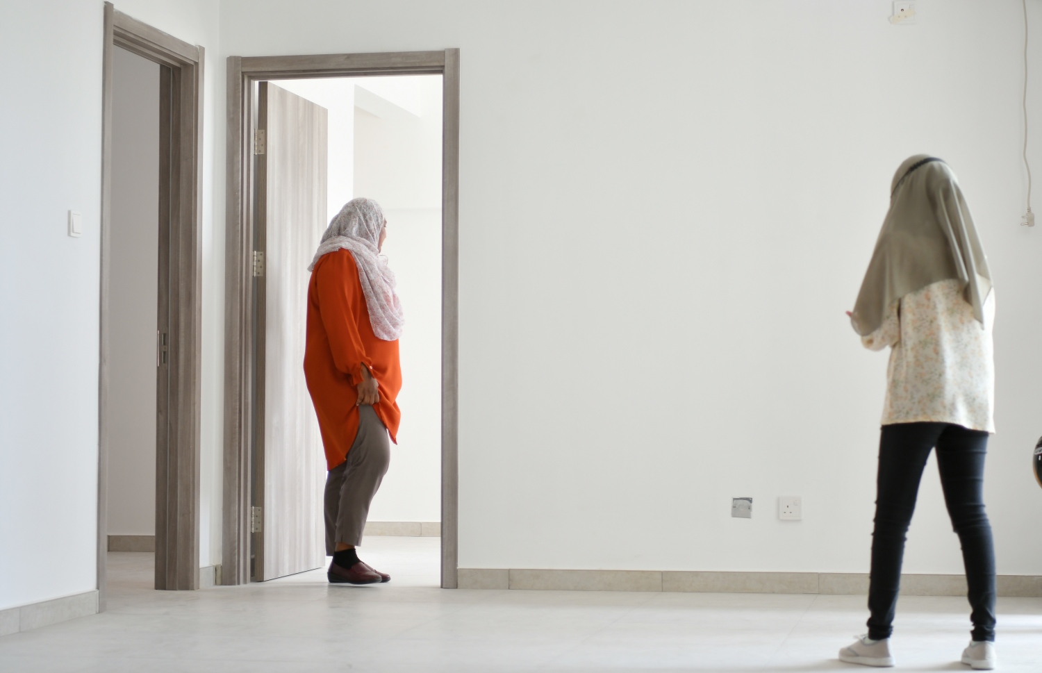 ވިނަރެސް ފްލެޓްގެ ކޮޓަރިއެއް އަންހެނަކު ބަލަނީ: މި ތަނުގައި 3 ކޮޓަރީގެ 1،344 އެޕާޓްމެންޓް ހުރިއިރު މި ތަންތަނުގެ ވިއްކާ އަގުތަކަކީ 2.5-2.7 މިލިއަން ރުފިޔާ -- ފޮޓޯ: ފަޔާޒު މޫސާ | މިހާރު