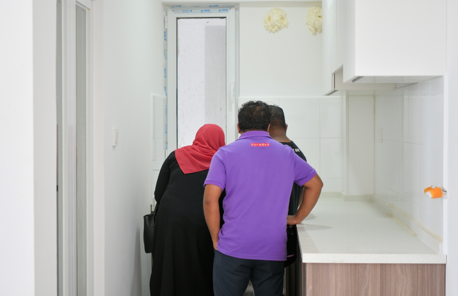 ވިނަރެސް ފްލެޓްތަކުގެ އެޕާޓްމެންޓްތަށް ބެލުމުގެ ފުރުސަތު އެޗްޑީސީން ދިނުމުން، ބަޔަކު އެ ތަނަށް ގޮސް އެޕާޓްމެންޓެއްގެ ބަދިގެ ބަލަނީ: މި ތަނުގައި 1،344 އެޕާޓްމަންޓް ހުންނާނެ.--- ފޮޓޯ: ފަޔާޒު މޫސާ | މިހާރު