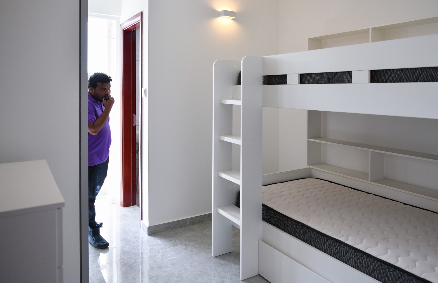 ވިނަރެސް ފްލެޓްގެ ތިން ކޮޓަރީގެ އެޕާޓްމެންޓެއެއްގެ ކޮޓަރިއެއް މީހަކު ބަލަނީ.--- ފޮޓޯ: ފަޔާޒު މޫސާ | މިހާރު