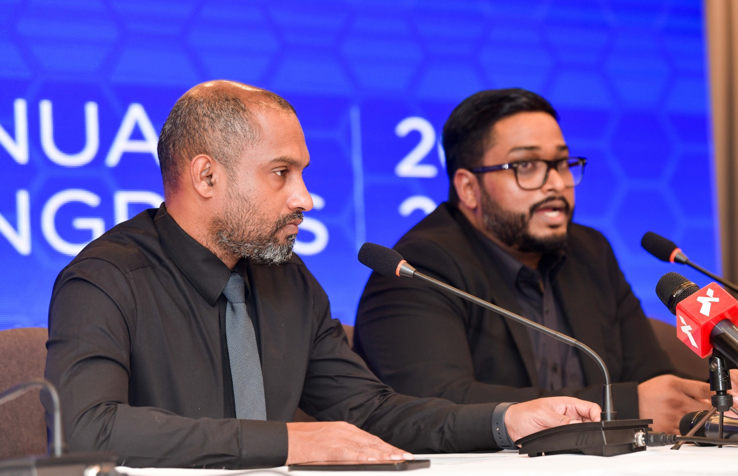 އެފްއޭއެމްގެ އަހަރީ ކޮންގްރެސްގައި އެ އެސޯސިއޭޝަންގެ ރައީސް ބައްސާމް (ކ) އާއި ޖެނެރަލް ސެކްރެޓަރީ ހުސެއިން ޖަވާޒް ބައިވެރިވެވަޑައިގަންނަވަނީ.--- ފޮޓޯ: ނިޝާން އަލީ/މިހާރު