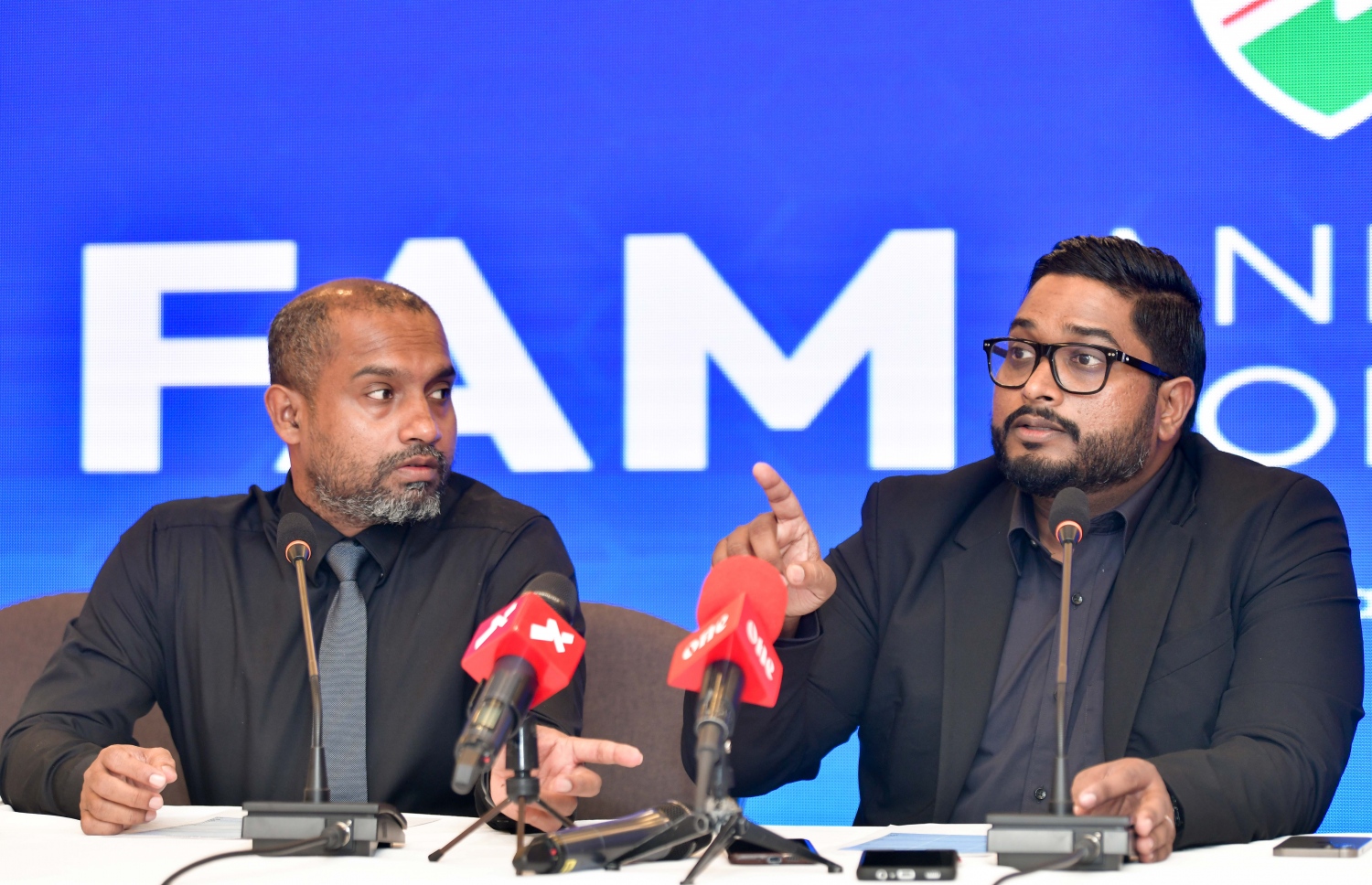 އެފްއޭއެމްގެ އަހަރީ ކޮންގްރެސްގައި އެ އެސޯސިއޭޝަންގެ ރައީސް ބައްސާމް (ކ) އާއި ޖެނެރަލް ސެކްރެޓަރީ ހުސެއިން ޖަވާޒް ބައިވެރިވެވަޑައިގަންނަވަނީ.--- ފޮޓޯ: ނިޝާން އަލީ/މިހާރު