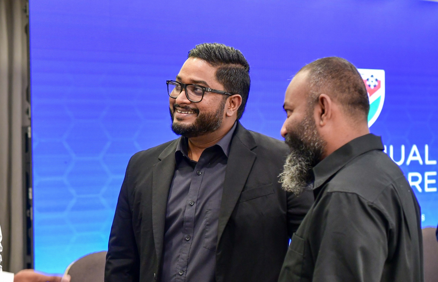 އެފްއޭއެމުން ކުރިން ބޭއްވި ކޮންގްރެސްއެއްގައި މުފާ އާއި ބައްސާމް: މިދިޔަ އަހަރު ޖެނުއަރީ މަހު ބާއްވަން އުޅުނު އިންތިހާބުގައި ބައްސާމް ކެންޑިޑޭޓަކަށް ދެއްކީ މުފާ --- ފައިލް ފޮޓޯ: ނިޝާން އަލީ | މިހާރު