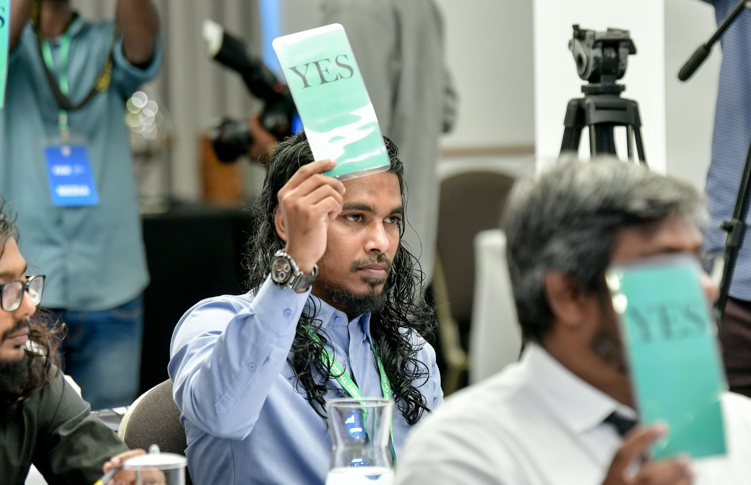 ފުޓްބޯލް އެސޯސިއޭޝަން އޮފް މޯލްޑިވްސްގެ (އެފްއޭއެމް) އަހަރީ ކޮންގްރެސްގައި ބައިވެރިވި ބައެއް މެމްބަރު ކްލަބްތަކުން ވޯޓް ދެނީ--. ފައިލް ފޮޓޯ: ނިޝާން އަލީ | މިހާރު