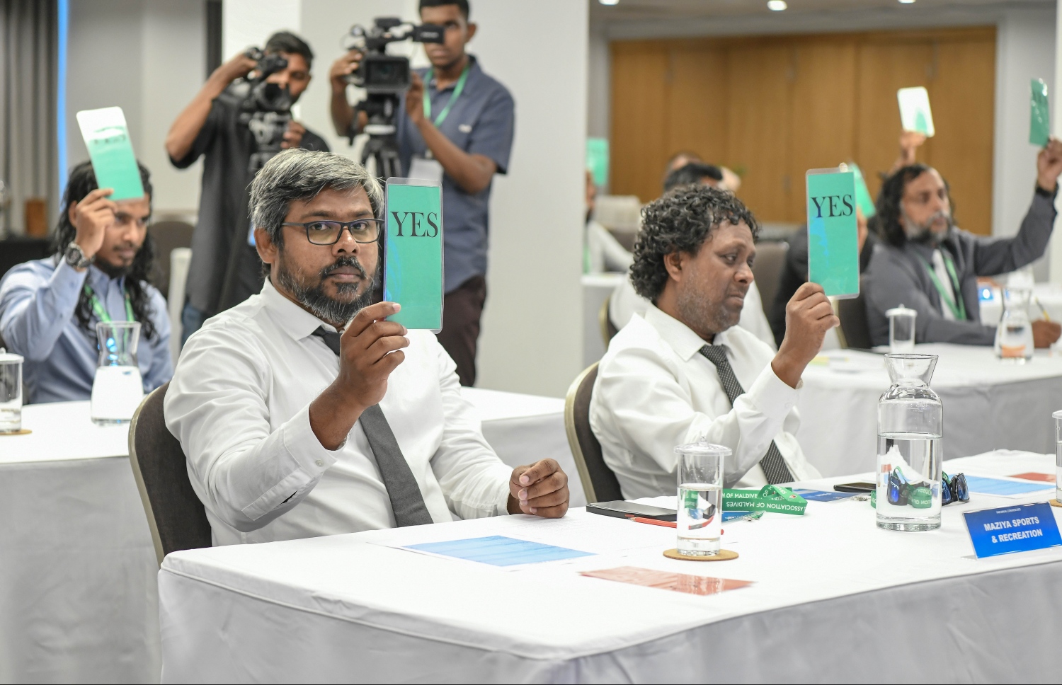 ފުޓްބޯލް އެސޯސިއޭޝަން އޮފް މޯލްޑިވްސްގެ (އެފްއޭއެމް) އަހަރީ ކޮންގްރެސްގައި ބައިވެރިވި ބައެއް މެމްބަރު ކްލަބްތަކުން ވޯޓް ދެނީ--. ފޮޓޯ: ނިޝާން އަލީ/މިހާރު