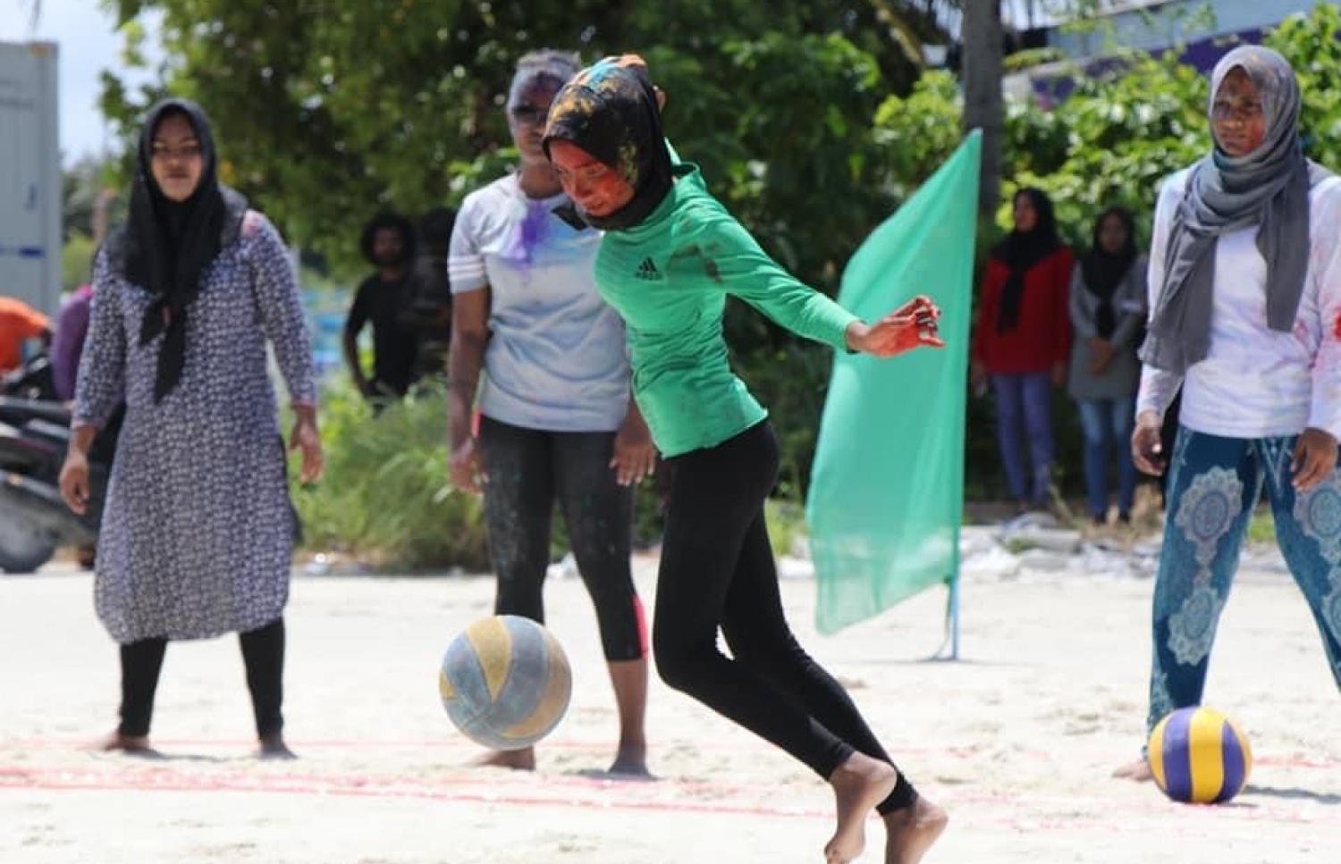 ރަށެއްގައި ފައިގަތަޅާ މެޗެއްގެ ތެރެއިން ސްޕޯޓްސް ކޯޕަރޭޝަނާއި ޔުނިކްސް ސްޕޯޓްސް ގުޅިގެން ބާއްވާ ފައިގަތަޅާ މުބާރާތުގައި ރަޖިސްޓްރީ ވުމުގެ ފުރުސަތު ވަނީ ބުރާސްފަތި ދުވހުގެ ނިޔަލަށް ހުޅުވާލާފަ --- ފޮޓޯ: ޗެސްޓާ ސްޕޮޓްސް