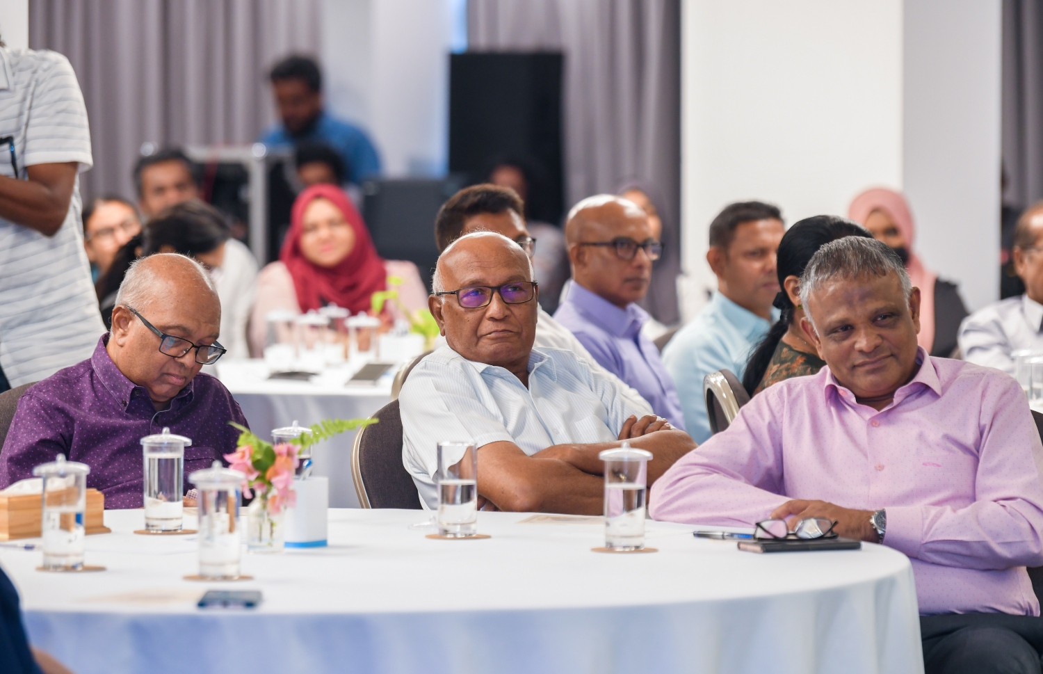 ވިލާކޮލެޖުން މިއަދު ބޭއްވި ސްވޮޕް ރިޕޯޓު ލޯންޗުކުރުމުގެ ރަސްމިއްޔާތުގައި ބައެއް މިނިސްޓަރުންނާއި ސަރުކާރުގެ އިސްވެރިން ބައިވެރިވެވަޑައިގަންނަވަނީ ---ފޮޓޯ: ފަޔާޒް މޫސާ | މިހާރު