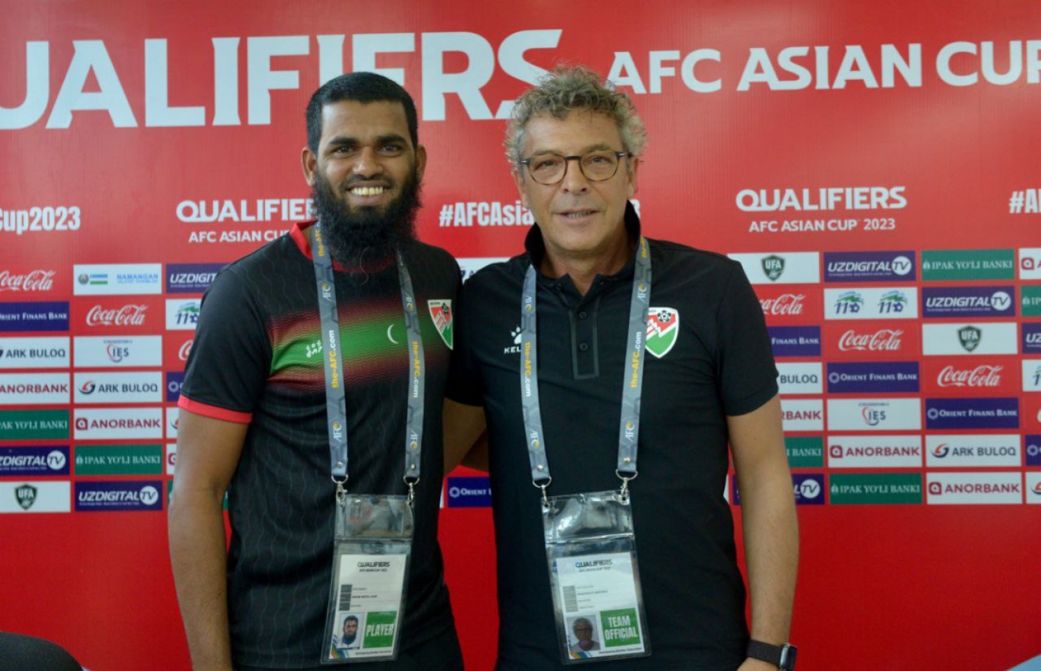 ގައުމީ ޓީމުގެ ކޯޗު މޮރިއޭރޯ އާއި ކެޕްޓަން އަކުރަމް، މިއަދު ޕްރެސްގައި ފޮޓޯއަކަށް ހުއްޓިގެން: މޮރިއޭރޯ ބުނީ ތައިލެންޑް ބޭނުންވާ ގޭމް ކުޅުމުގެ ފުރުސަތު ނުދޭން ރާއްޖެއިން ވަރުގަދަ މެޗެއް ކުޅެން ޖެހޭ ކަމަށް  --- ފޮޓޯ: އެފްއޭއެމް