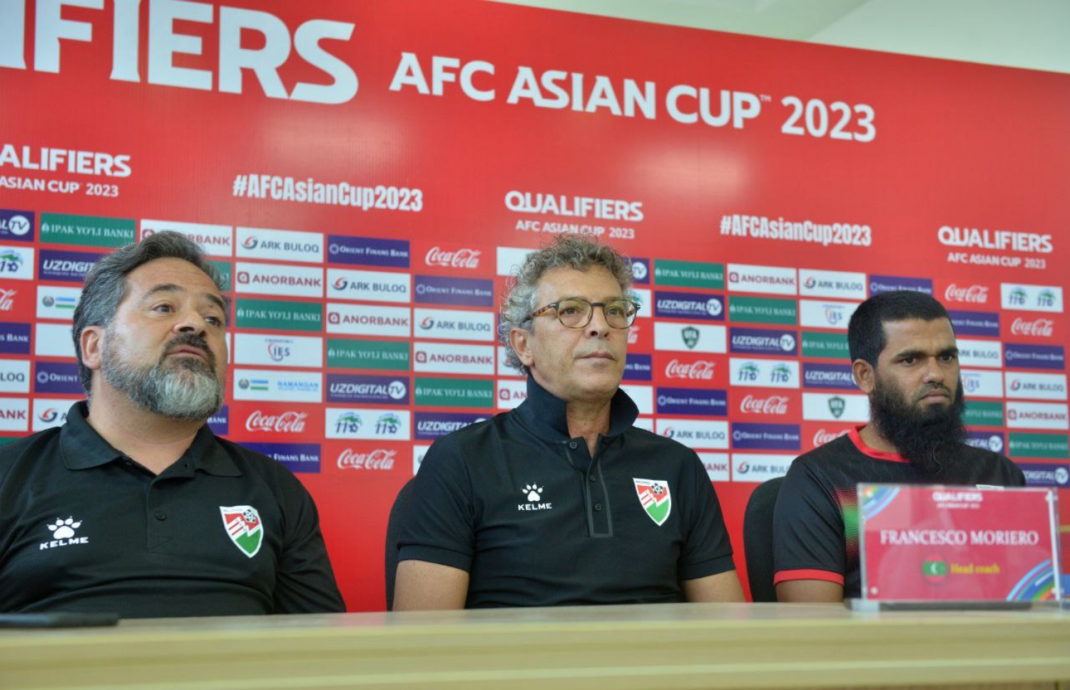 އޭޝިއަން ކަޕް ކޮލިފިކޭޝަންގެ ގުރޫޕް ސީ ގެ ފުރަތަމަ މެޗުގައި މާދަމާ ހަވީރު ތައިލެންޑާ ދެކޮޅަށް ރާއްޖެ ކުޅޭ މެޗުގެ ކުރިން ބޭއްވި ޕްރީ މެޗު ޕްރެސް ކޮންފަރެންސްގައި، ކެޕްޓަން އަކުރަމް، ކޯޗު މޮރިއޭރޯ އަދި އޭނާގެ ތަރުޖަމާނު: މޮރިއޭރޯ ބުނީ އޭނާގެ ކުޅުންތެރިން 200 ޕަސެންޓް ދޭނެ ކަމަށް --- ފޮޓޯ: އެފްއޭއެމް