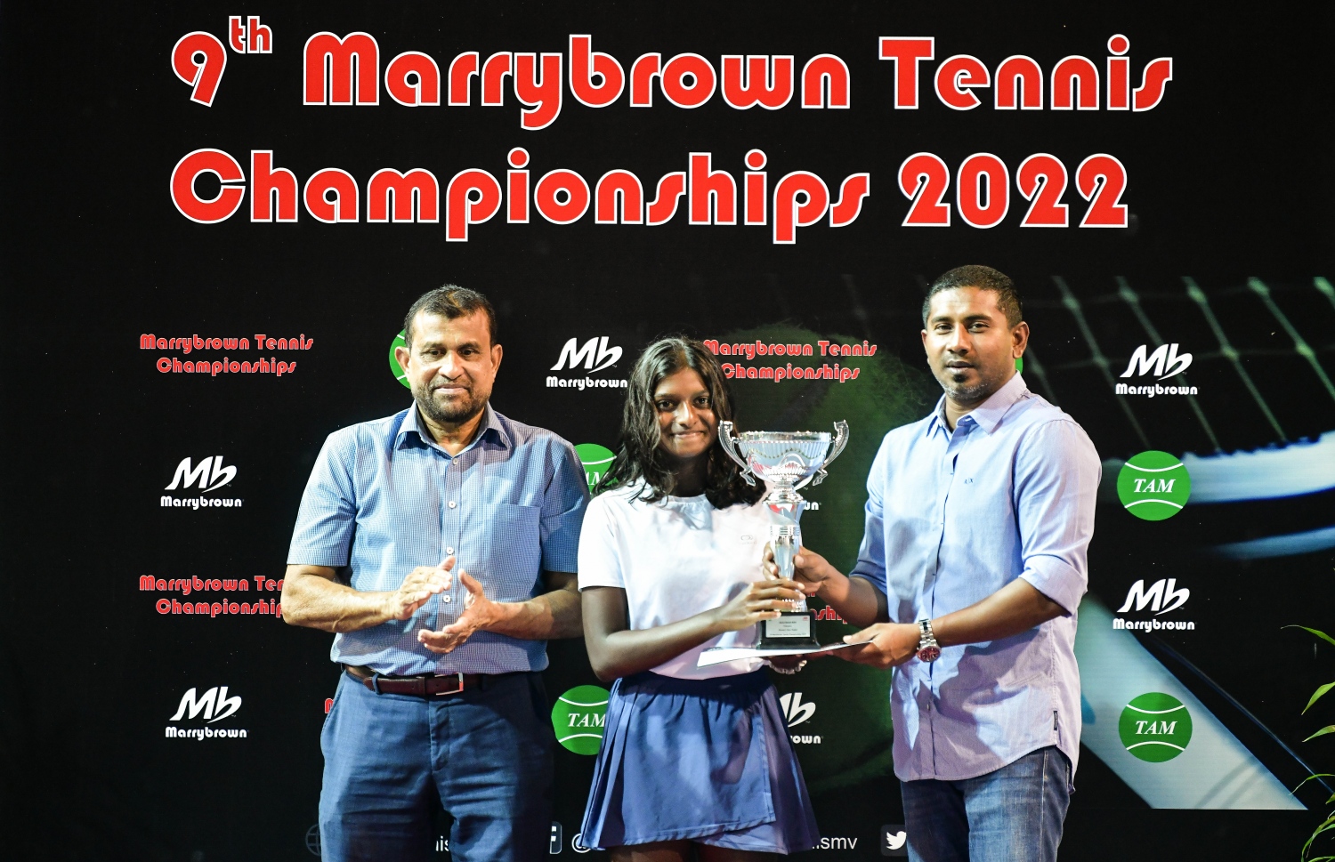 މުބާރާތުގެ ޗެމްޕިއަން ޓައިޓަލްއާ (އާރާ) ހަވާލު ވަނީ މިއީ ގައުމީ ލެވަލް މުބާރާތެއްގެ ސިންގަލްސް ބައިގެ ޗެމްޕިއަންކަން އޭނާ ހޯދި ފުރަތަމަ ފަހަރު --- ފޮޓޯ: ފަޔާޒު މޫސާ | މިހާރު