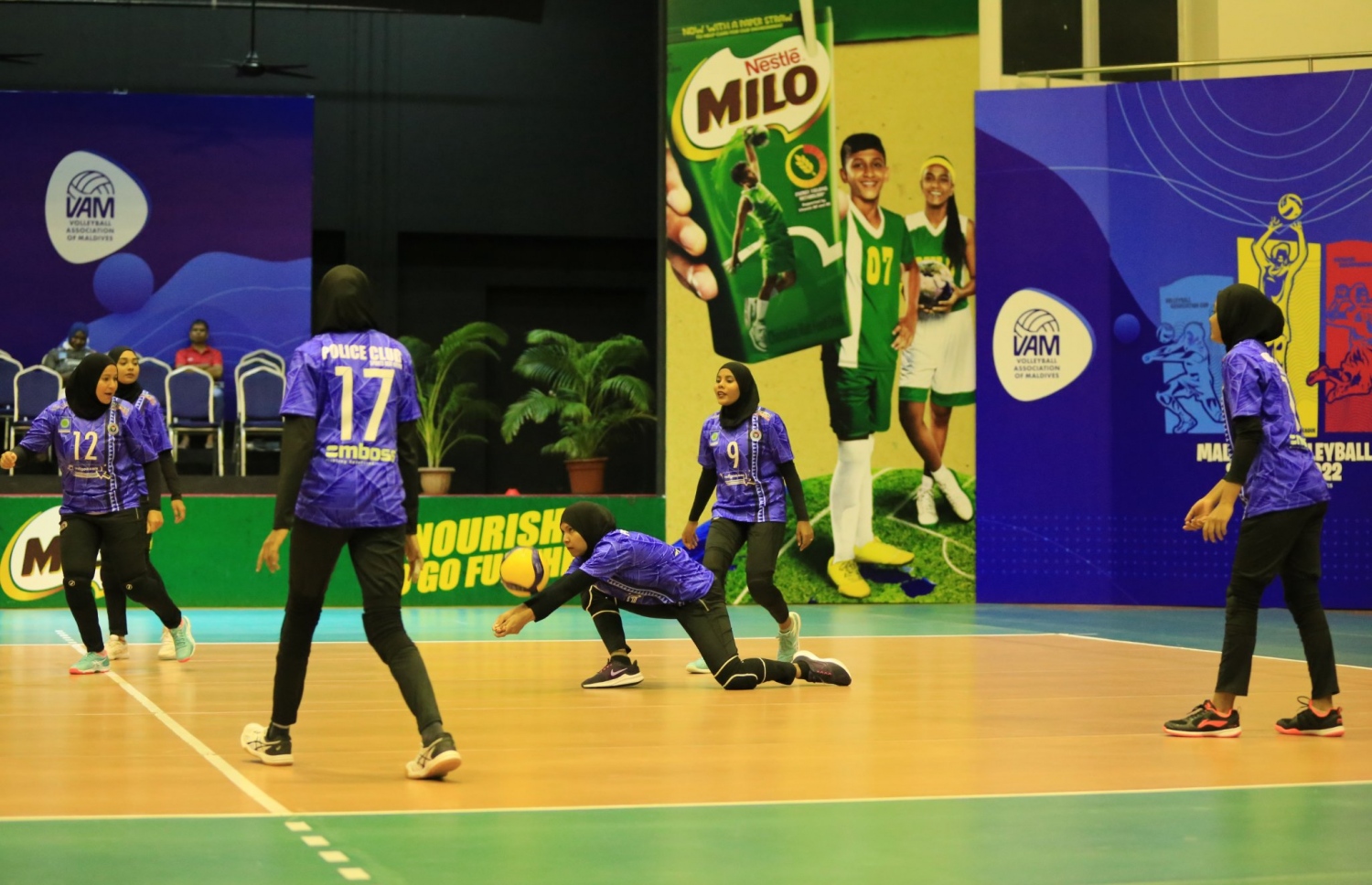 ޕޮލިސް ކްލަބް ކުރިން ކުޅުނު މެޗެއްގައި ކުޅުންތެރިން ބޯޅަ ރިސީވް ކުރަން މަސައްކަތް ކުރަނީ: މިފަހަރު ވެސް ފައިނަލްގައި އެޓީމާ ދެކޮޅަށް ނުކުންނާނީ ވެމްކޯ --- ފޮޓޯ: ޕޮލިސް ކްލަބް