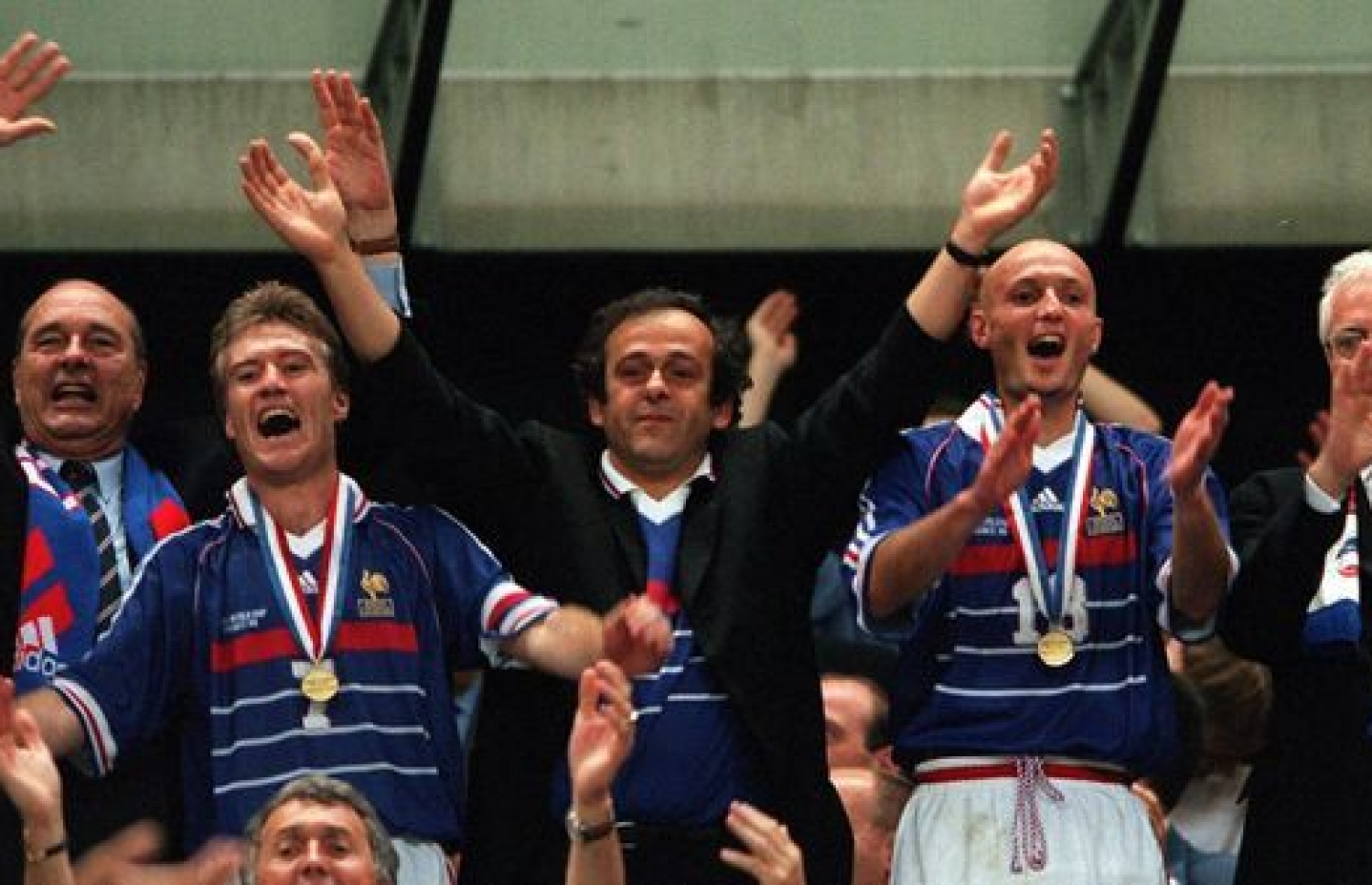 1998 ވަނަ އަހަރު ވޯލްޑް ކަޕް ކާމިޔާބު ކުރި ފްރާންސް ޓީމު ބައެއް ކުޅުންތެރިންނާ އެކު ޕްލެޓިނީ (މ). އެ މުބާރާތުގެ ގުރު ނެގުމުގައި، ފައިނަލުގައި ފްރާންސް އާއި ބްރެޒިލް ބައްދަލުކުރަން ފުރުސަތު ބޮޑުވާގޮތަށް ކަން ކުރި ކަމަށް ޕްލެޓިނީ ވަނީ މީޑިއާގައި ވާހަކަ ދައްކާފައި.-- ފޮޓޯ: ރޮއިޓާސް