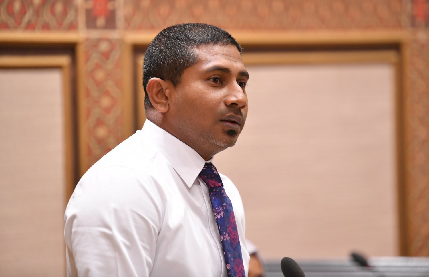 މަޖިލީހުގެ މިއަދުގެ ޖަލްސާއެއްގައި މަހުލޫފް މެންބަރުންގެ ސުވާލުތަކަށް ޖަވާބު ދެއްވަނީ: އެފްއޭއެމުން ހަދާ ދނަޑުތައް އެ އެސޯސިއޭޝަނަށް ނުނިންމޭނެ ކަމަށް މިހާރު ނިންމާފައިވާ މަހުލޫފް ވަނީ ވިދާޅުވެފައި --- ފޮޓޯ މަޖިލިސް