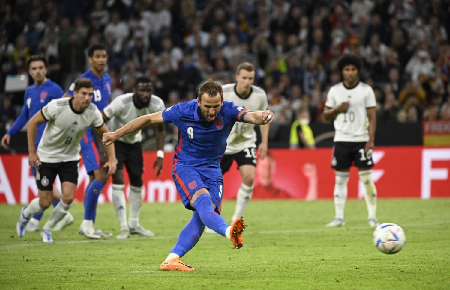 ކޭން އިނގިރޭސި ޖޯޒީގައި އޭނާގެ 50 ވަނަ ލަނޑު ޖަހަނީ.-- ފޮޓޯ: އޭއެފްޕީ