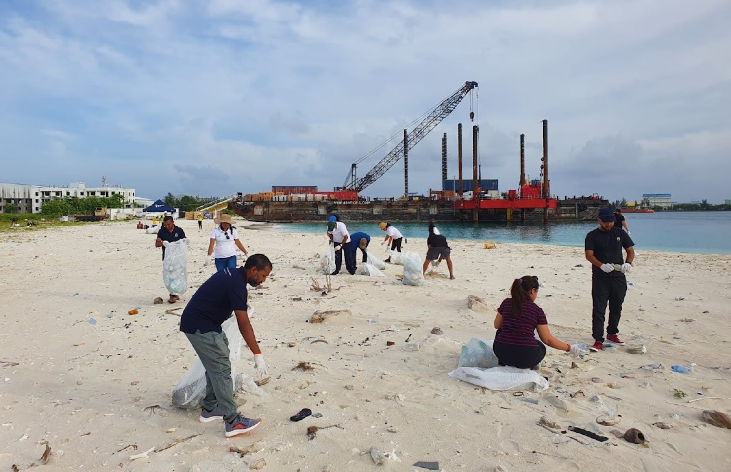 އިވެންޓުގެ ބައިވެރިން ބީޗު ސާފު ކުރަނީ. ފޮޓޯ: އެމްއެންޔޫ