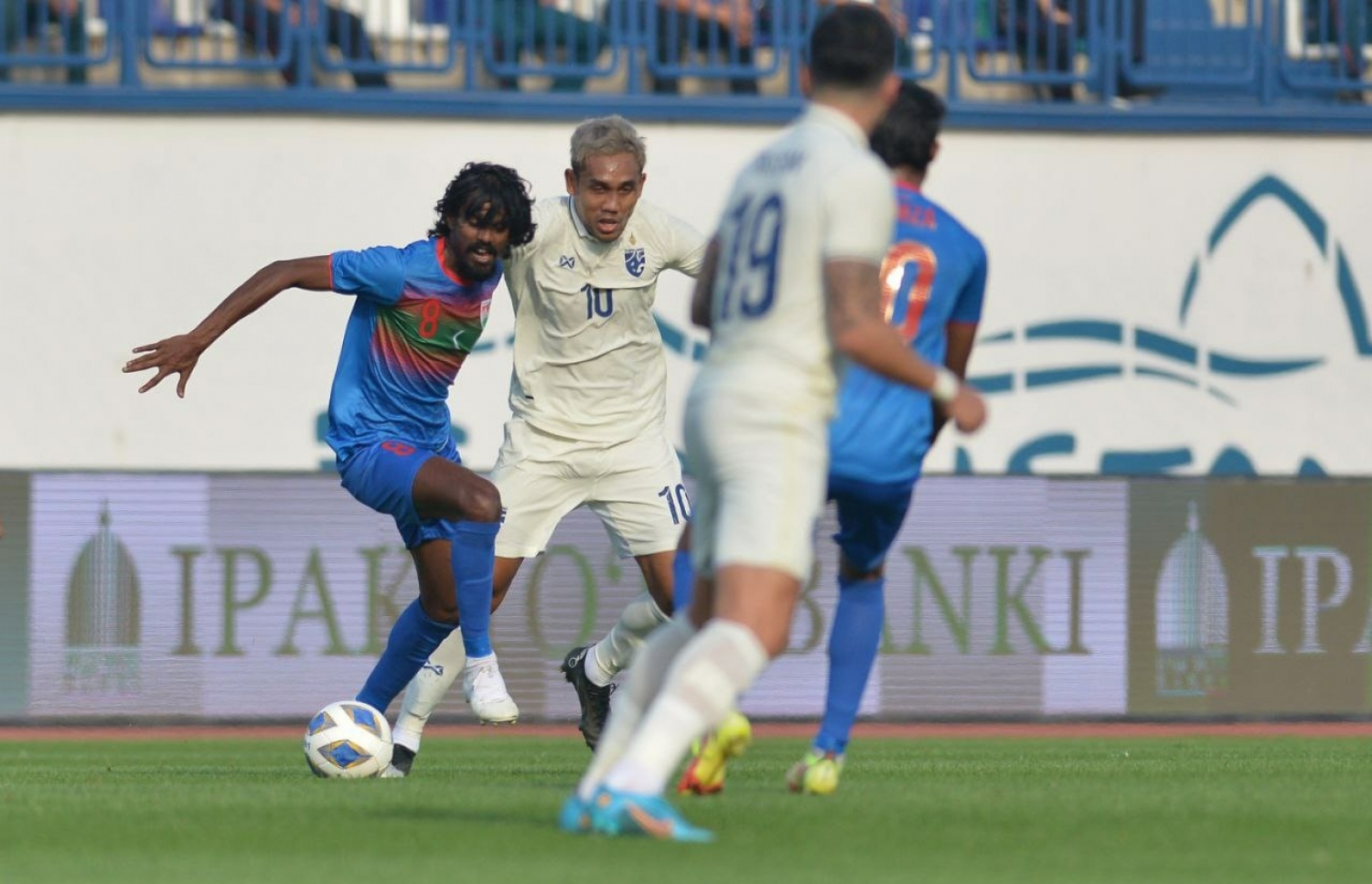 ރާއްޖެ އާއި ތައިލެންޑް މިއަދު ކުޅުނު މެޗުގެ ތެރެއިން: ތައިލެންޑުން ކުޅެމުން ދިޔައީ ކުރު ޕާސްތަކެއް ޖަހައިގެން ހަމަޖެހިގެން ތިބެ --- ފޮޓޯ: އެފްއޭއެމް