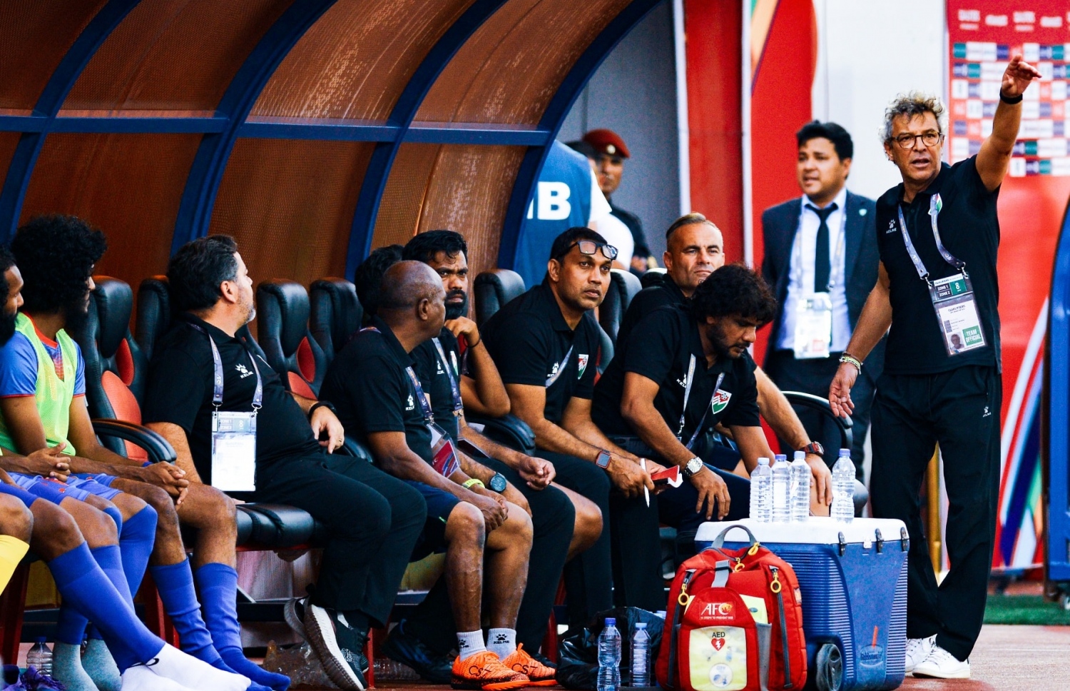 ބެންޗުގައި ހުރެ މޮރިއޭރޯ ޓީމަށް އިރުޝާދު ދެނީ --- ފޮޓޯ: އެފްއޭއެމް