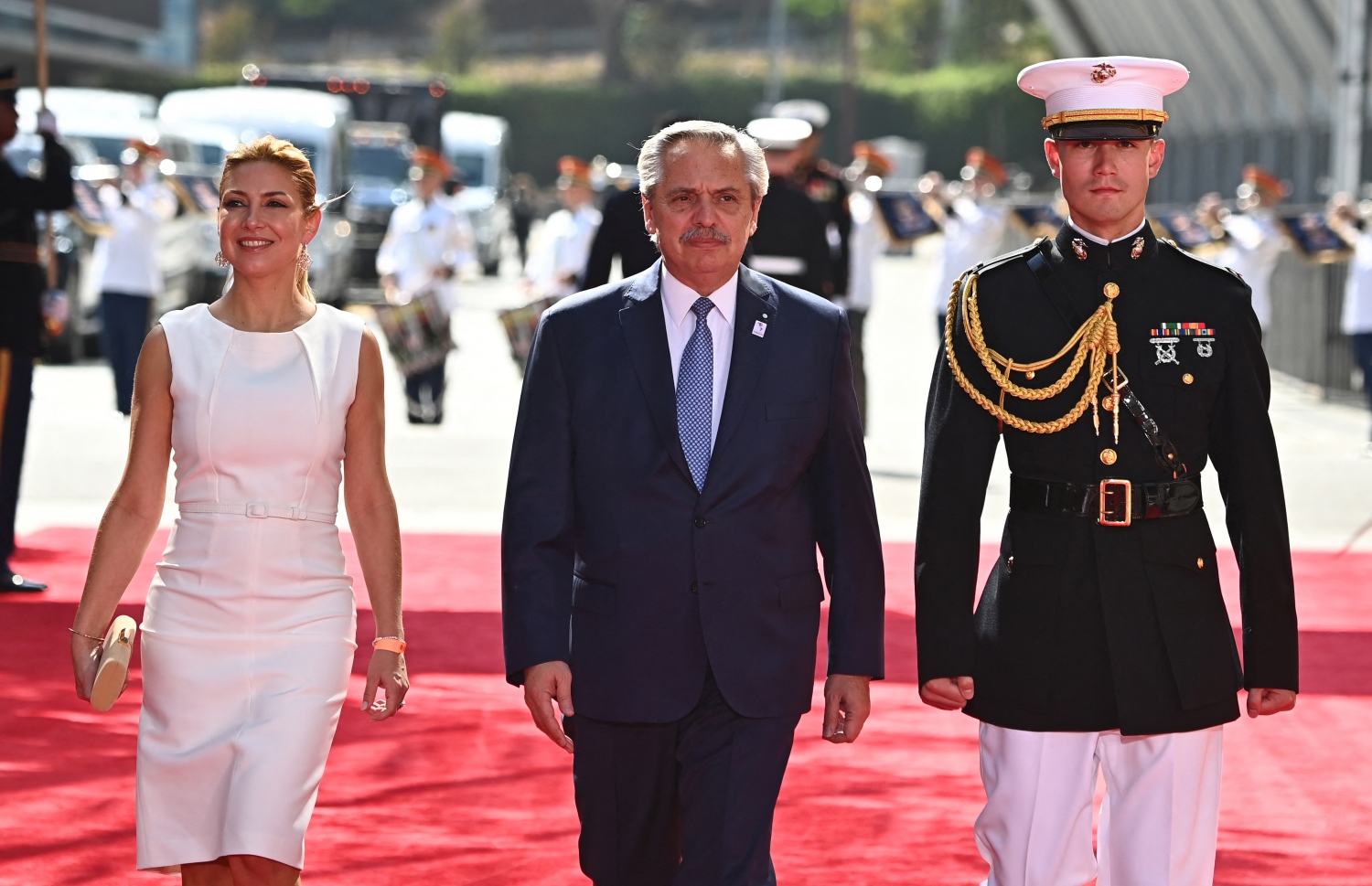 އެމެރިކާގެ ކެލިފޯނިއާގެ ލޮސް އެންޖަލްސްގައި، ޖޫން 8، 2022 ގައި ފެށި އެމެރިކާ ބައްރުގެ ގައުމުގަކުގެ ވެރިންގެ މަހާސިންތާ ހުޅުވުމުގެ ޖަލްސާ އަށް، އާޖެންޓީނާގެ ރައީސް އަލްބާޓޯ ފެރްނާންޑޭޒް އާއި އަނބިކަނބަލުން ފަބިއޯލާ ޔަނޭޒް ވަޑައިގަންނަވަނީ. --އޭއެފްޕީ