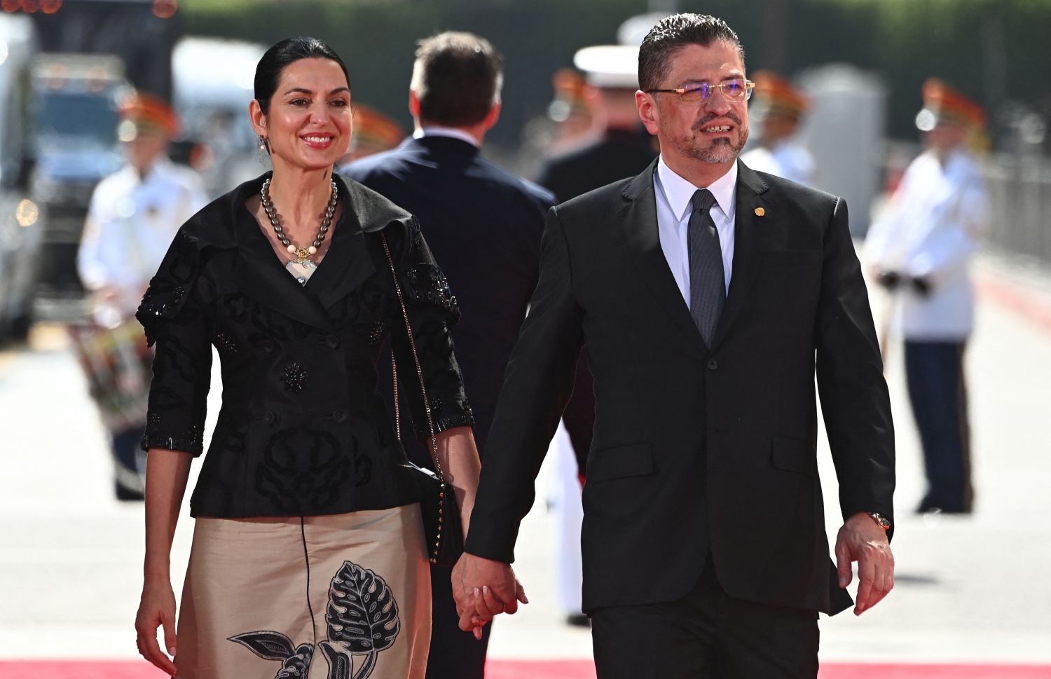 އެމެރިކާގެ ކެލިފޯނިއާގެ ލޮސް އެންޖަލްސްގައި، ޖޫން 8، 2022 ގައި ފެށި އެމެރިކާ ބައްރުގެ ގައުމުގަކުގެ ވެރިންގެ މަހާސިންތާ ހުޅުވުމުގެ ޖަލްސާ އަށް، ކޮސްޓަރީކާގެ ރައީސް ރޮޑްރިގޯ ޗާވޭޒް ރޮބެލްސް އާއި އަނބިކަނބަލުން ސިގްނޭ ޒެއިކާޓް ވަޑައިގަންނަވަނީ. --އޭއެފްޕީ