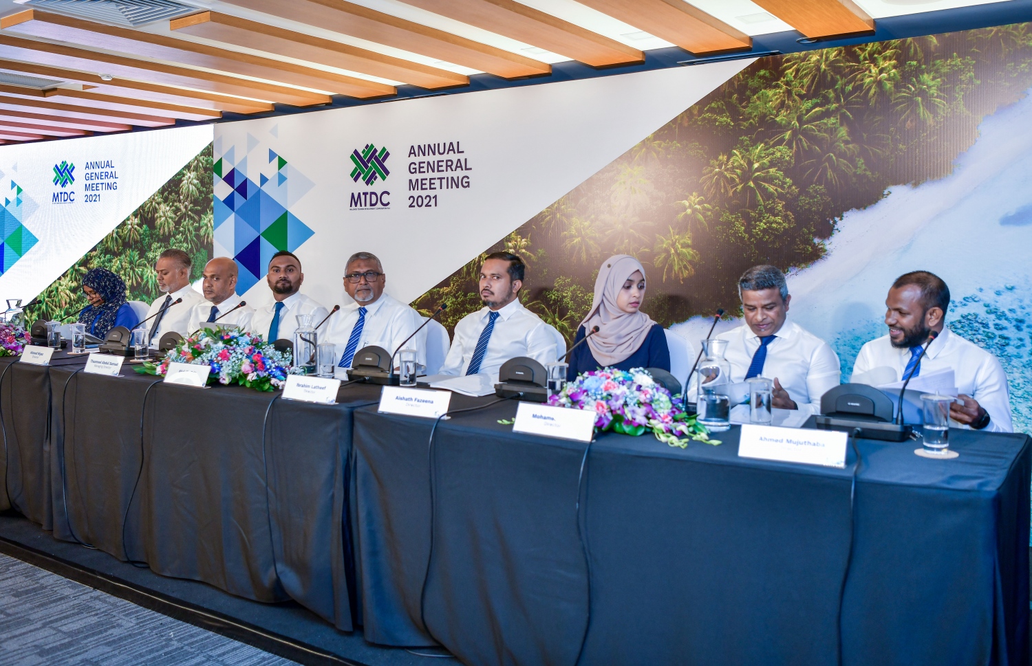 މި އަހަރުގެ ޖޫން މަހު ބޭއްވި އެމްޓީޑީސީގެ އަހަރީ އާންމު ޖަލްސާގައި އެ ކުންފުނީގެ ބޯޑުގެ މެމްބަރުން.---ފޮޓޯ: ފަޔާޒު މޫސާ| މިހާރު