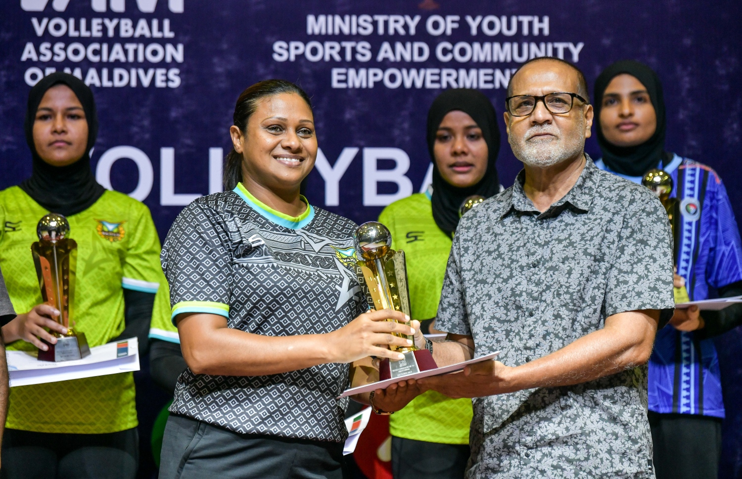 މުބާރާތުގެ އެންމެ މޮޅު ކޯޗުގެ އެވޯޑާ ނާޒިމާ (ވ) ހަވާލު ވަނީ: މިއީ ވޯލީ ކޯޗެއްގެ ގޮތުގައި އޭނާ ހޯދި ފުރަތަމަ ކާމިޔާބު --- ފޮޓޯ: ފަޔާޒު މޫސާ | މިހާރު