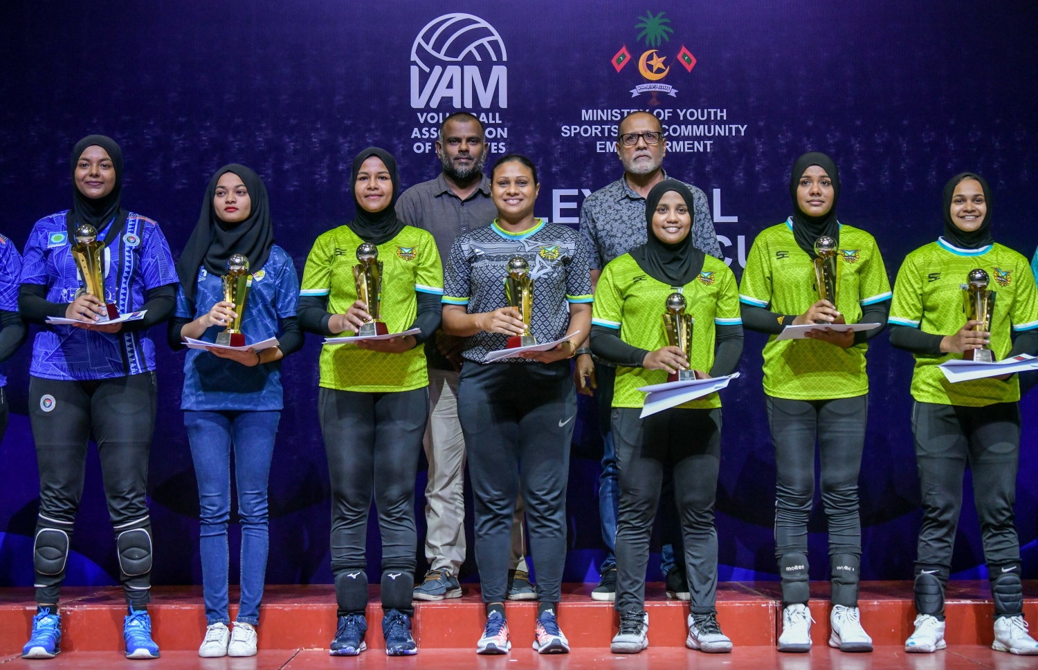 މުބާރާތުގެ ޑްރީމް ޓީމުގެ ކޯޗު ނާޒިމާ ކުޅުންތެރިން، ވޮލީގެ ލެޖެންޑް ސައްޔިދު އަލީ އާއެކު ފޮޓޯ އަށް ހުއްޓިގެން: ޑްރީމް ޓީމުގައި ނާޒިމާގެ ދަށުން ކުޅުނު ގިނަ ކުޅުންތެރިން ހިމެނޭ --- ފޮޓޯ ފަޔާޒު މުސާ | މިހާރު