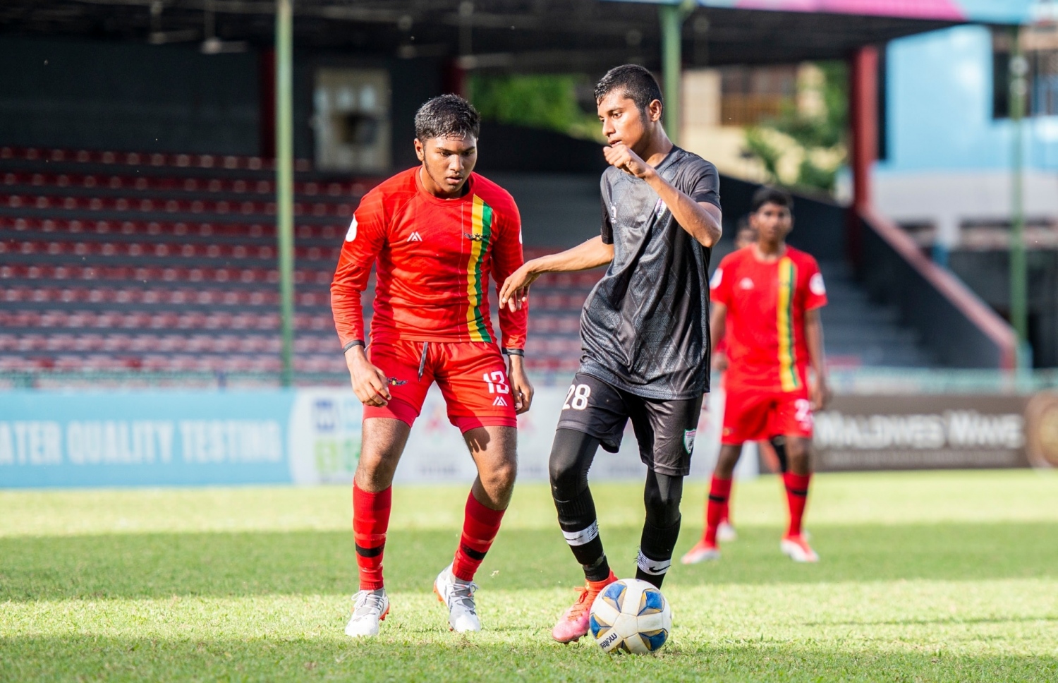 އީގަލްސް އަށް ހެޓްރިކް ހަދައިދިން އަފްލާޒް ބޯޅައާ އެކު.-- ފޮޓޯ: އެފްއޭއެމް