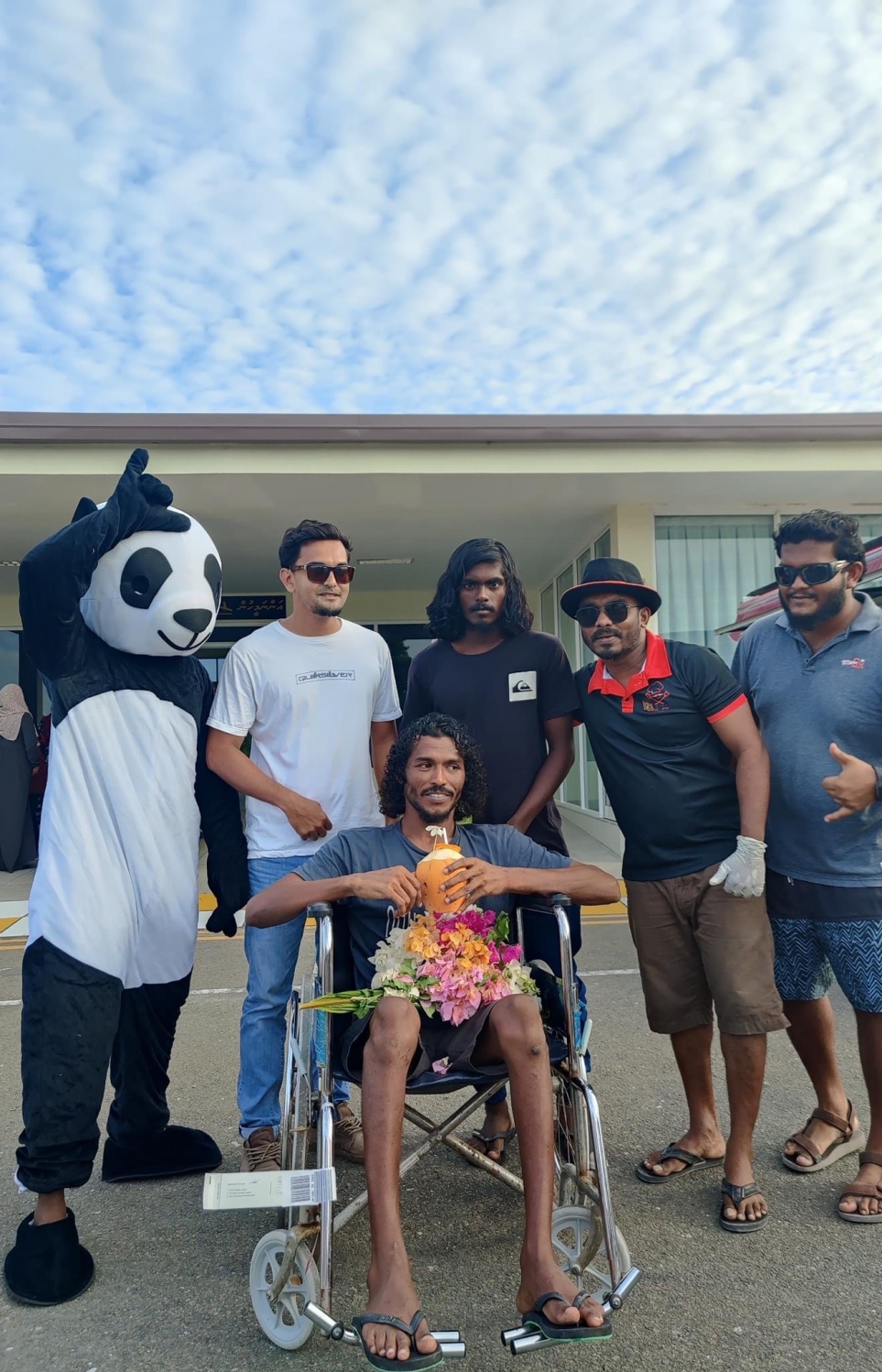 ޚައިފް ފުވައްމުލަކުގައި އޭނާ އަށް މަރުހަބާ ކިޔަން ގޮސް ތިބި ބަޔަކާ އެކު ފޮޓޯއެއް ނަގަނީ.