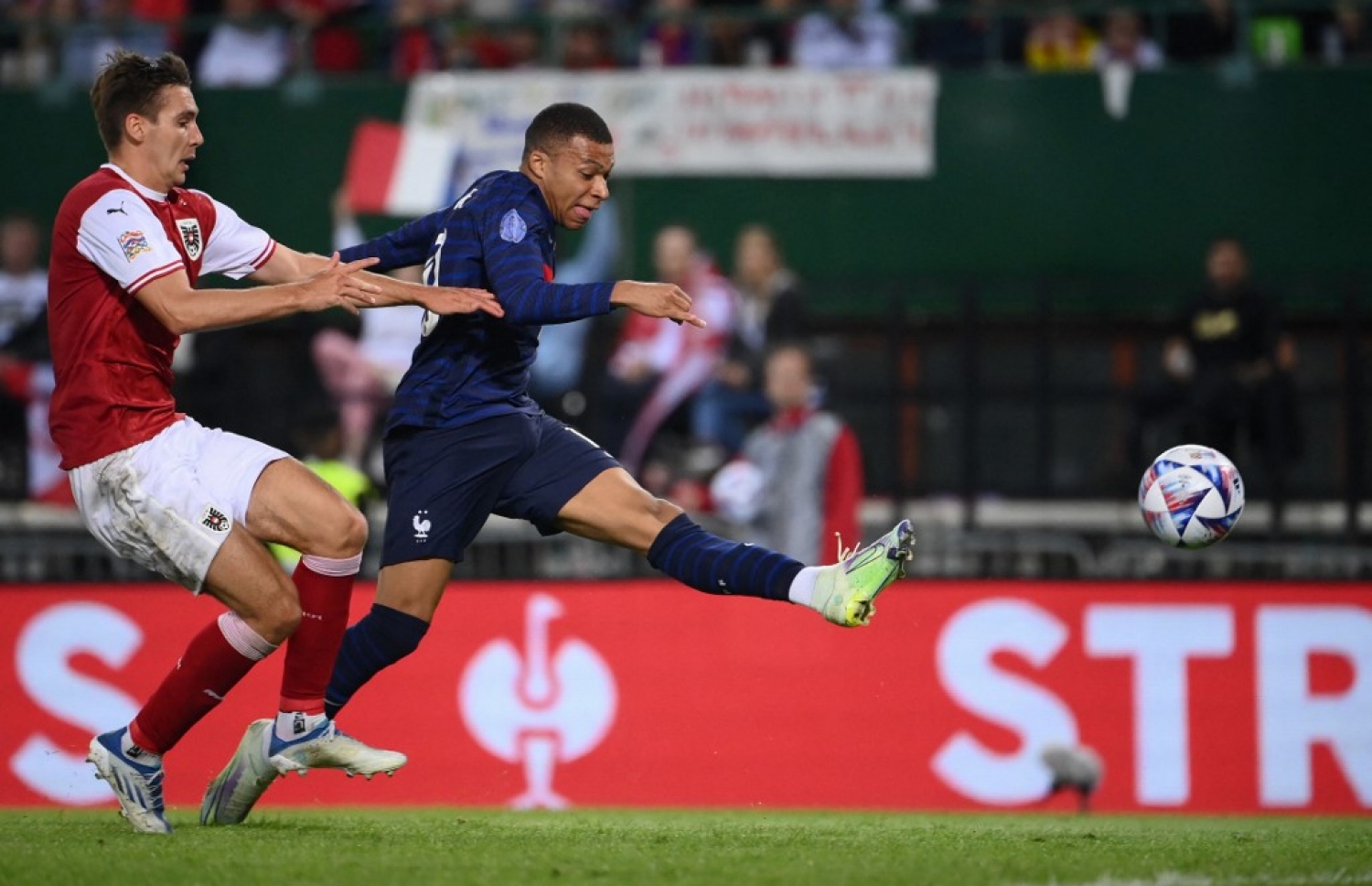 އެމްބާޕޭ ފްރާންސް އަށް އޮސްޓްރިއާ ކައިރިން އެއްވަރު ކޮށްދިން ލަނޑު ޖަހަނީ.-- ފޮޓޯ: އޭއެފްޕީ