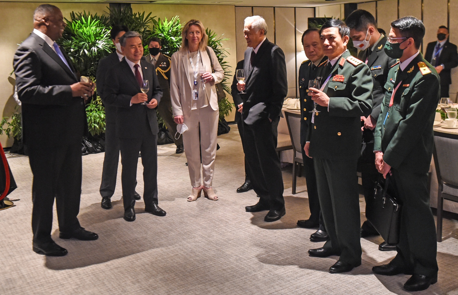 ޝަންގްރީ-ލާ ސަމިޓްގެ ތެރޭގައި، ޗައިނާގެ ދިފާއީ ވަޒީރު ވެއި ފެންގްހޭ (ކ) އާއި އެމެރިކާގެ ދިފާއީ ވަޒީރު ލޮއިޑް އޯސްޓިން (ވ) ބައްދަލުކުރައްވަނީ. --އޭއެފްޕީ