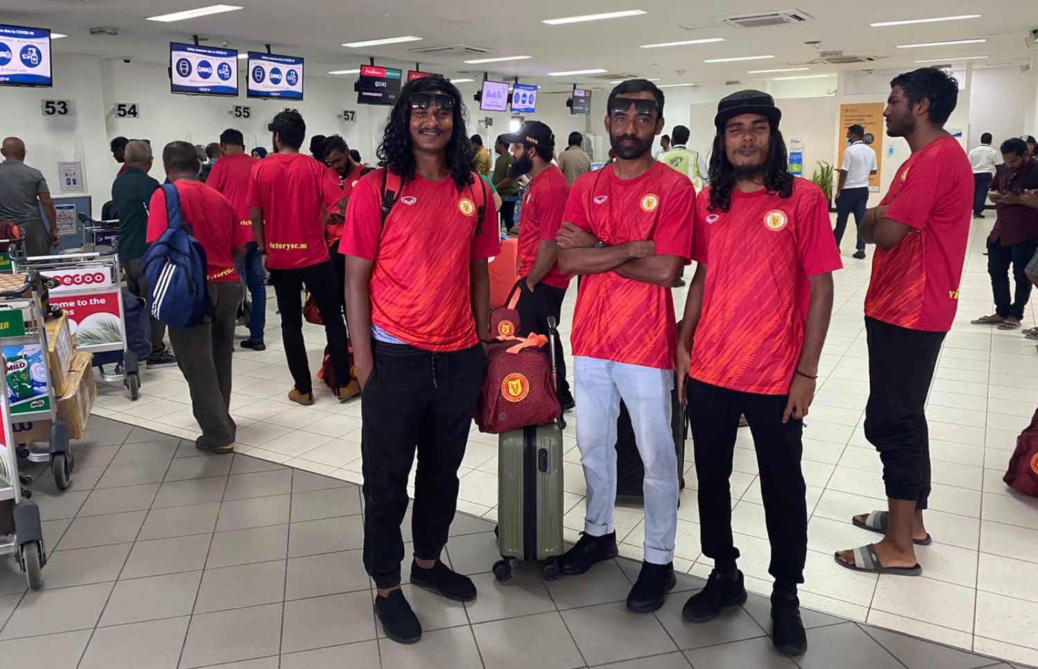 މާލެއިން ފުރުމުގެ ކުރިން ވިކްޓަރީގެ ކުޅުންތެރިން ވެލާނާ އެއާޕޯޓްގެ ޑޮމެސްޓިކް ޓާމިނަލުގައި --- ފޮޓޯ: ވިކްޓަރީ