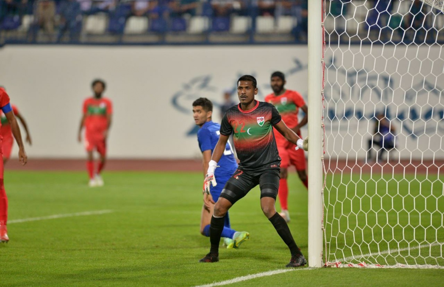 ރާއްޖޭގެ ކީޕަރު މުހައްމަދު ފައިސަލް، އުޒްބެކިސްތާނުން ފޮނުވާލި ބޯޅައެއް ދިފާއު ކުރަން މަސައްކަތް ކުރަނީ --- ފޮޓޯ: އެފްއޭއެމް